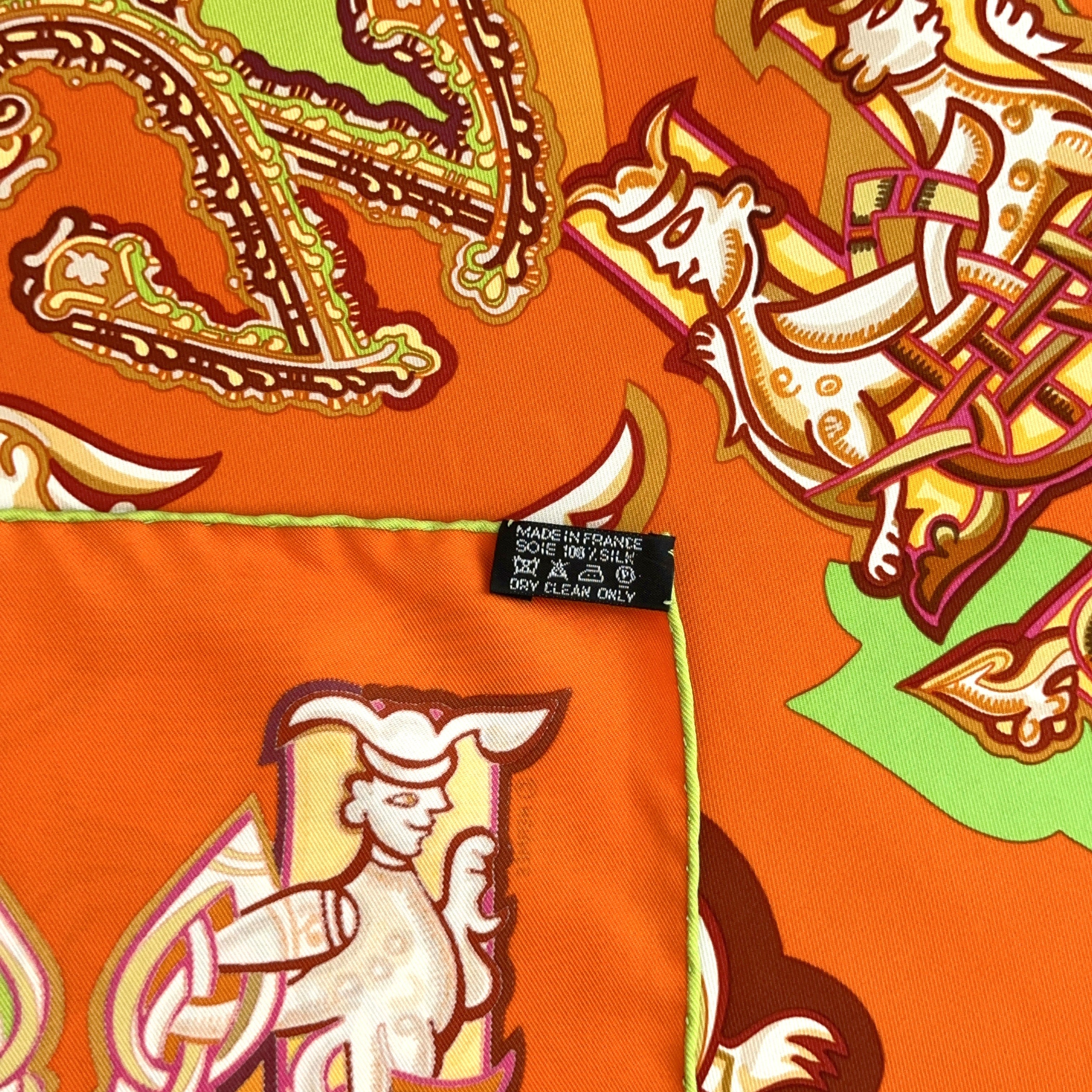 Carré Hermès Alphabet Russe d'Evgenia Miroshnichenko, 90 cm soie, étiquette de composition Made in France 100% soie