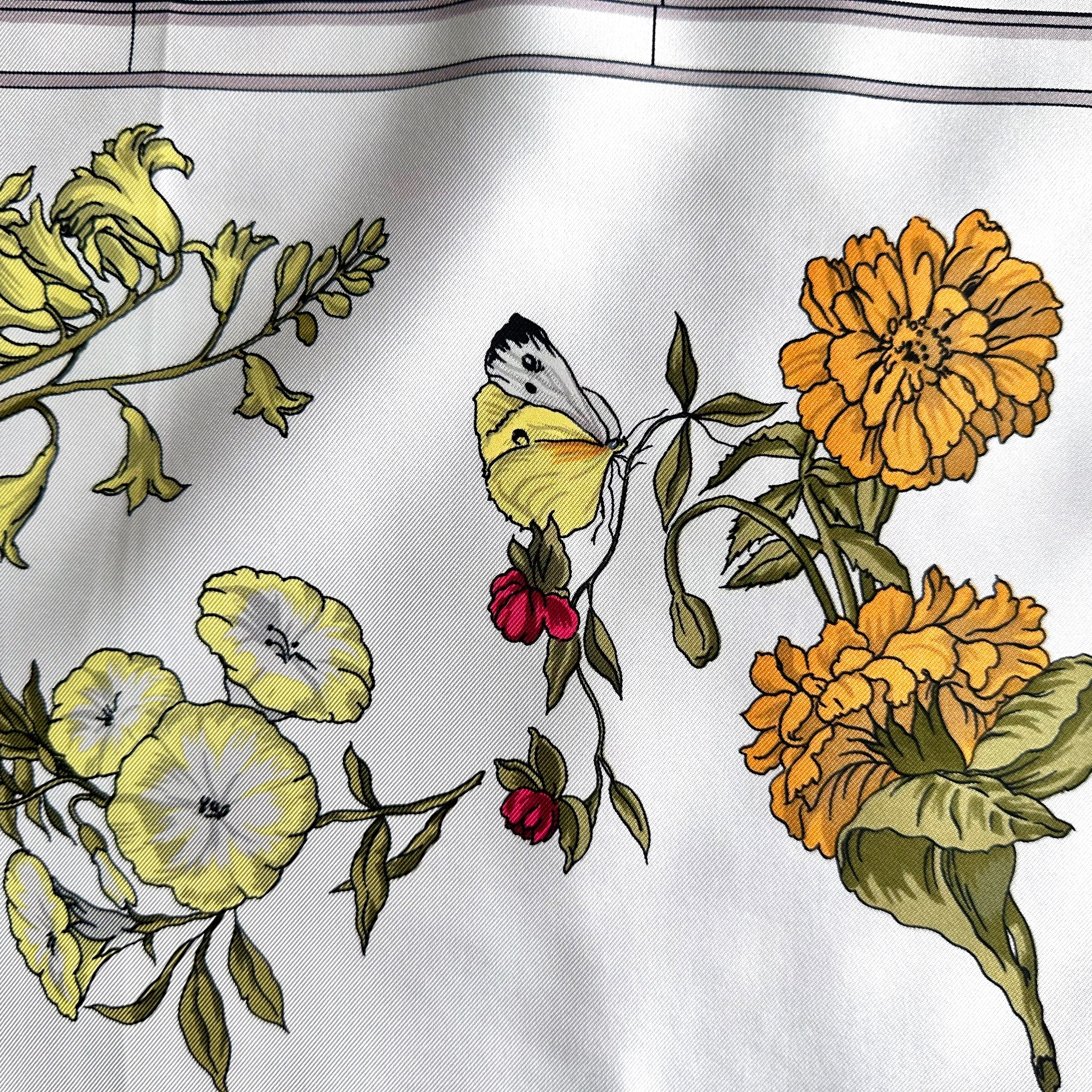 détail du foulard Hermes avec un papillon sur fleur