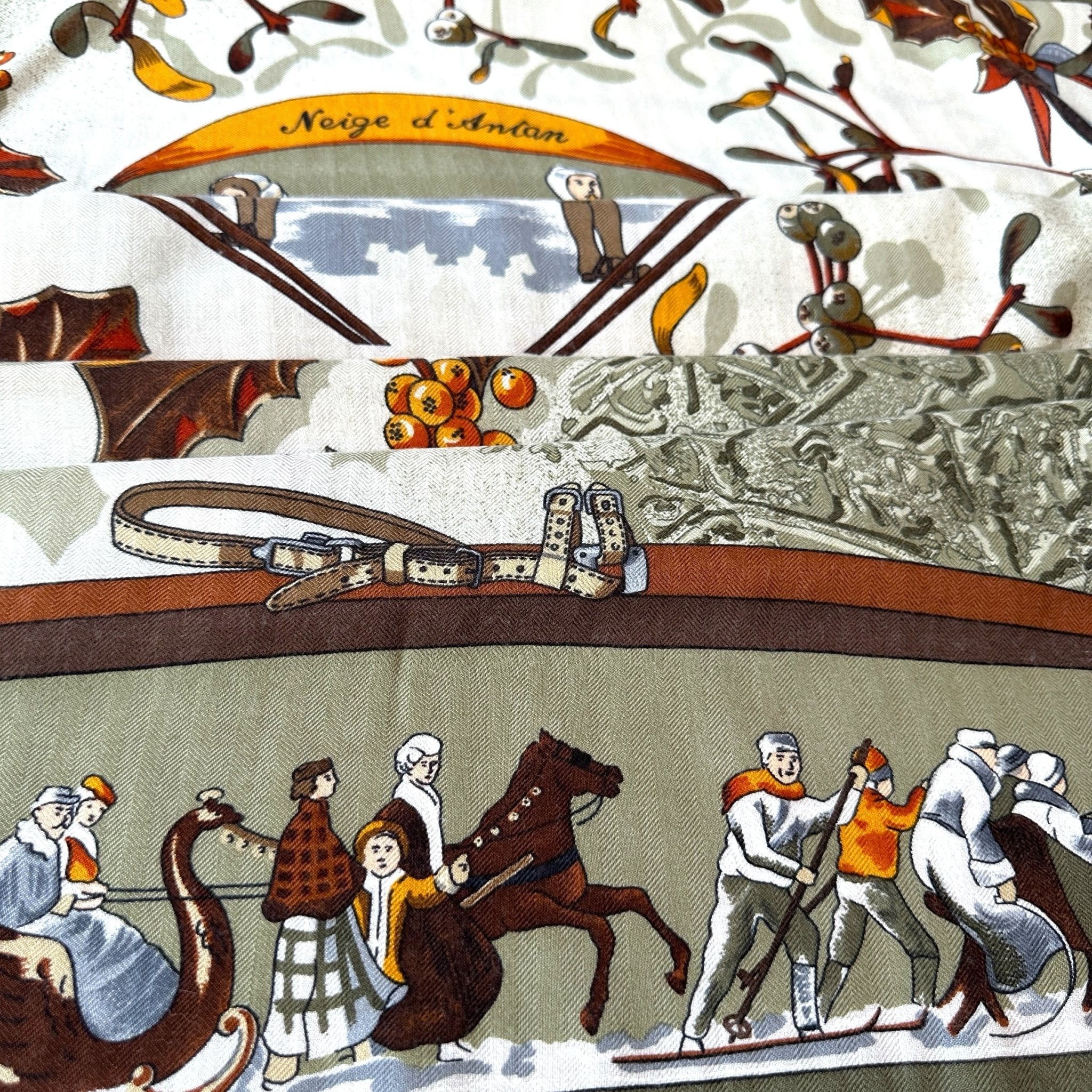 zoom sur le dessin de skieurs et de traineau dans la neige