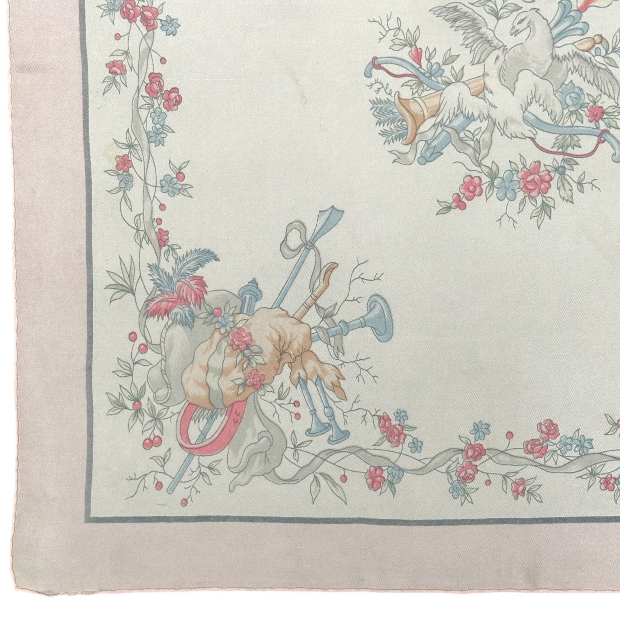 coins en très bon état du foulard hermes