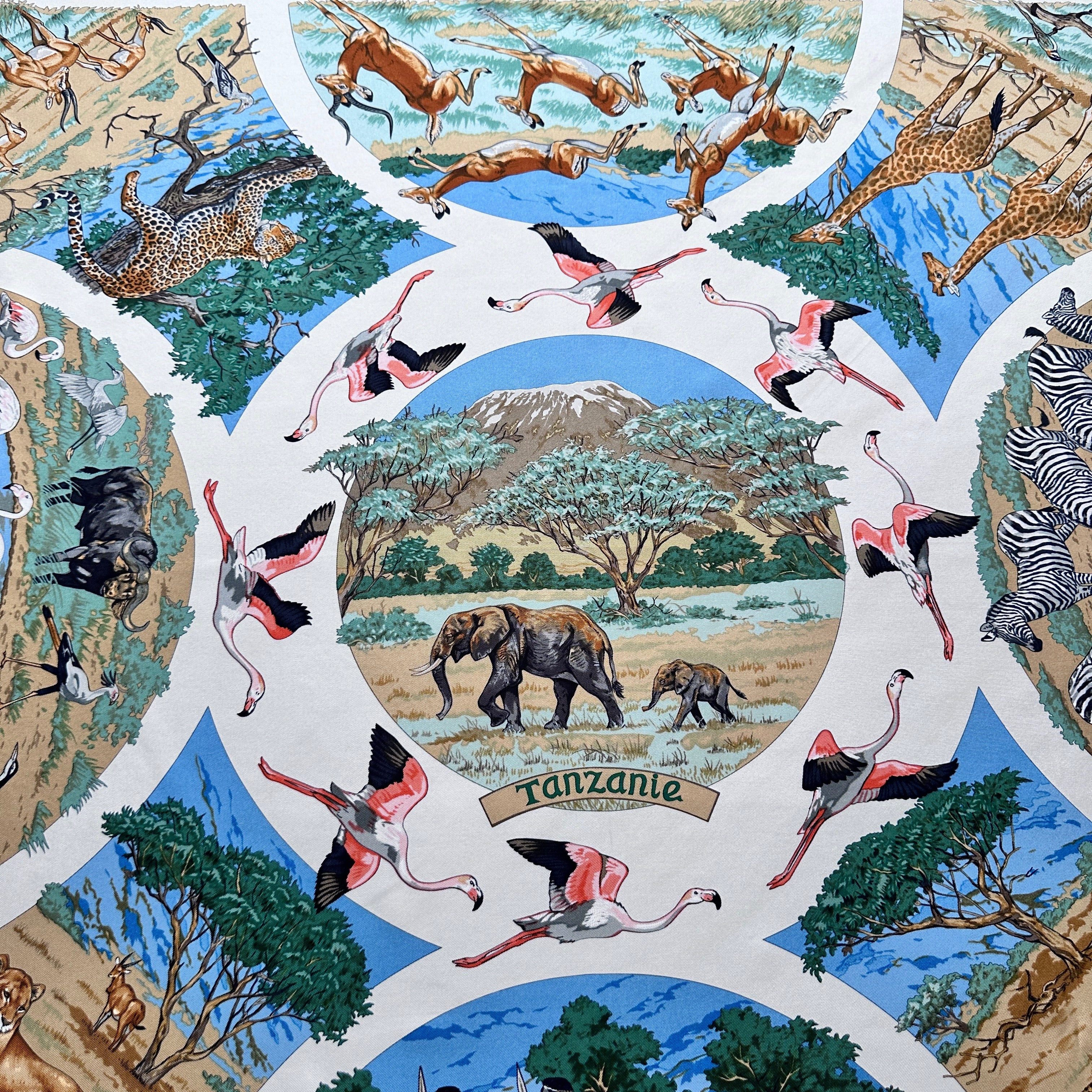 Détail central peuple Masaï et éléphants devant le Kilimandjaro