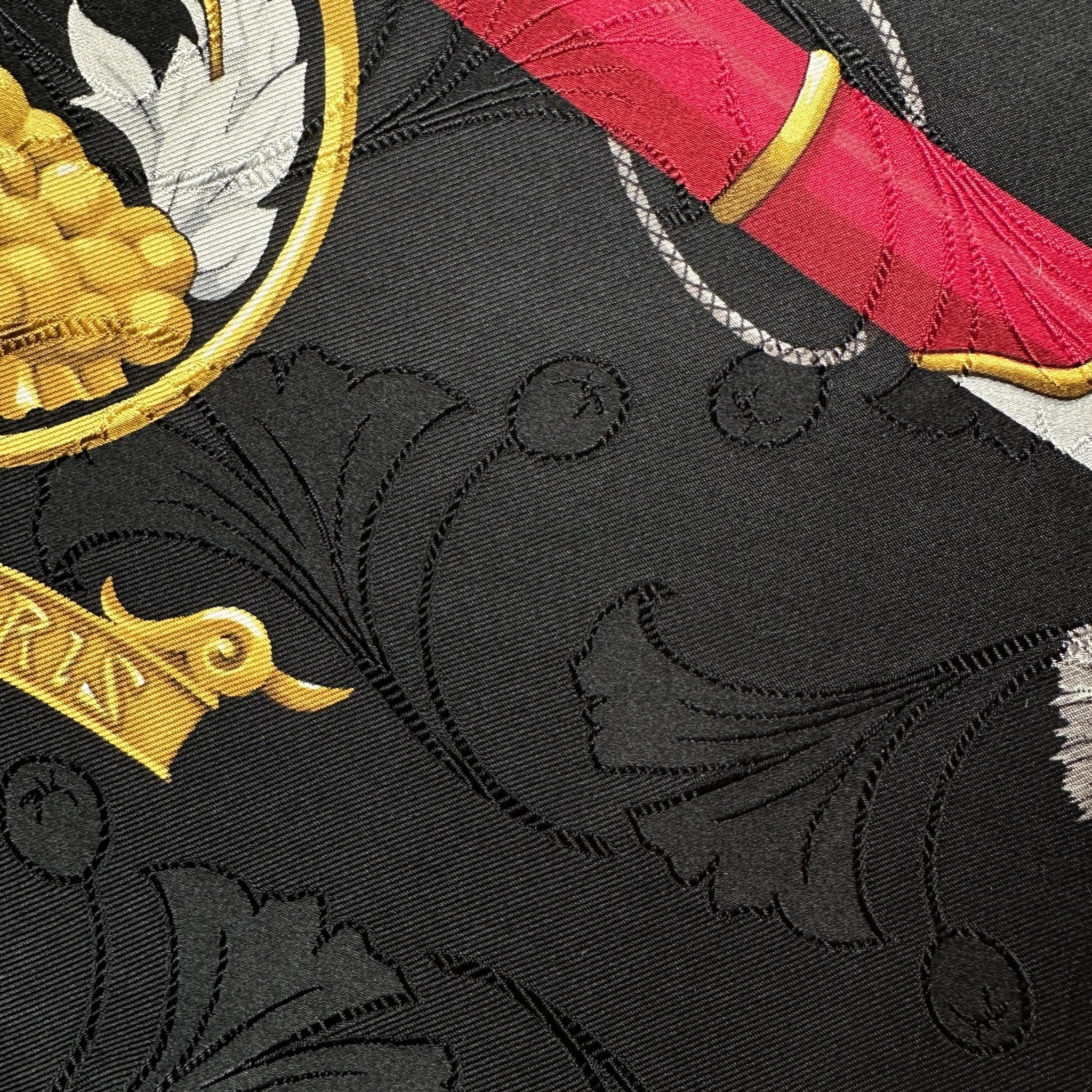 Détail du feuillage de ginkgo et des sabres croisés sur le carré Daïmyo