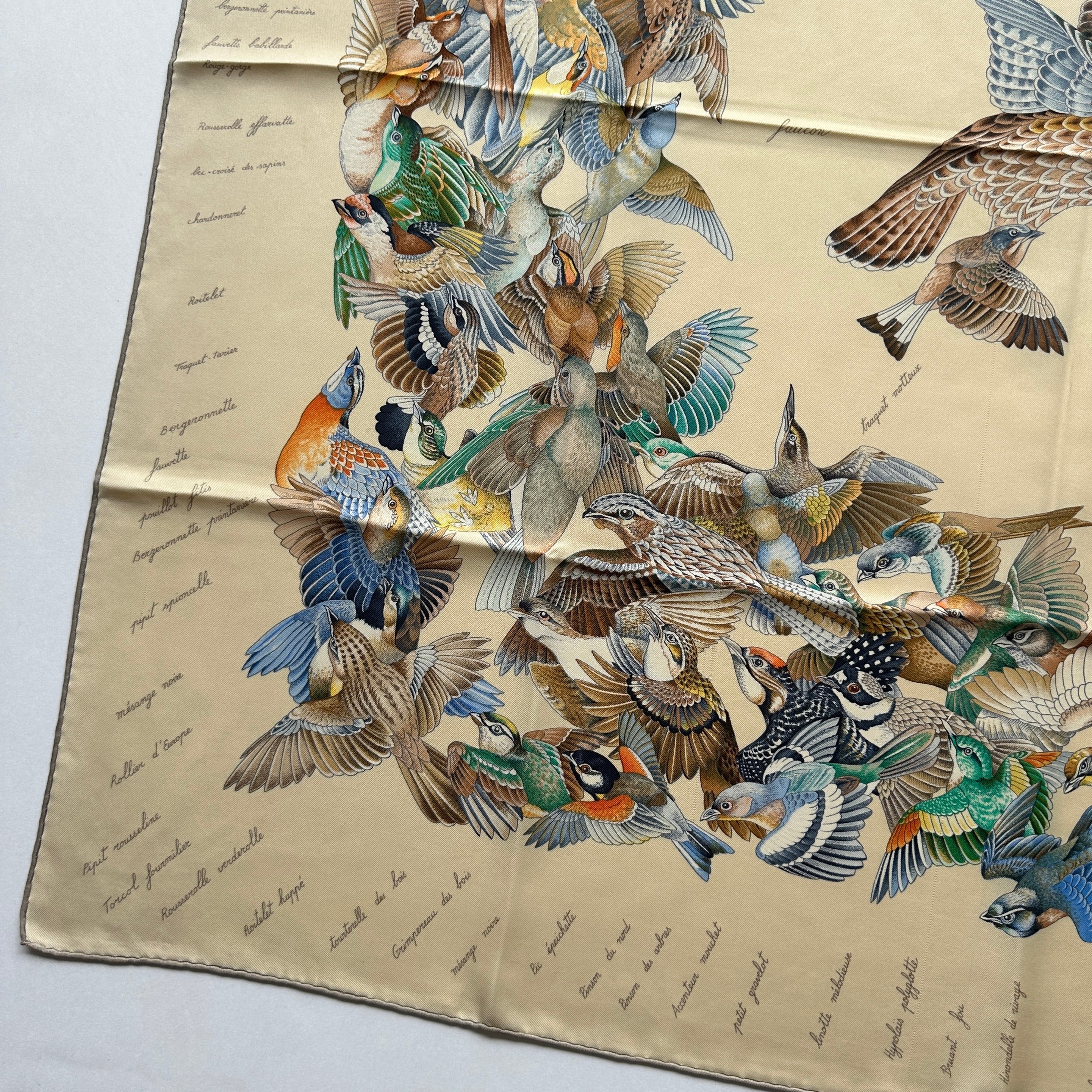 Partie inférieure gauche du carré montrant la diversité des espèces (pic-vert, geai, etc.) sur fond soie beige sable.