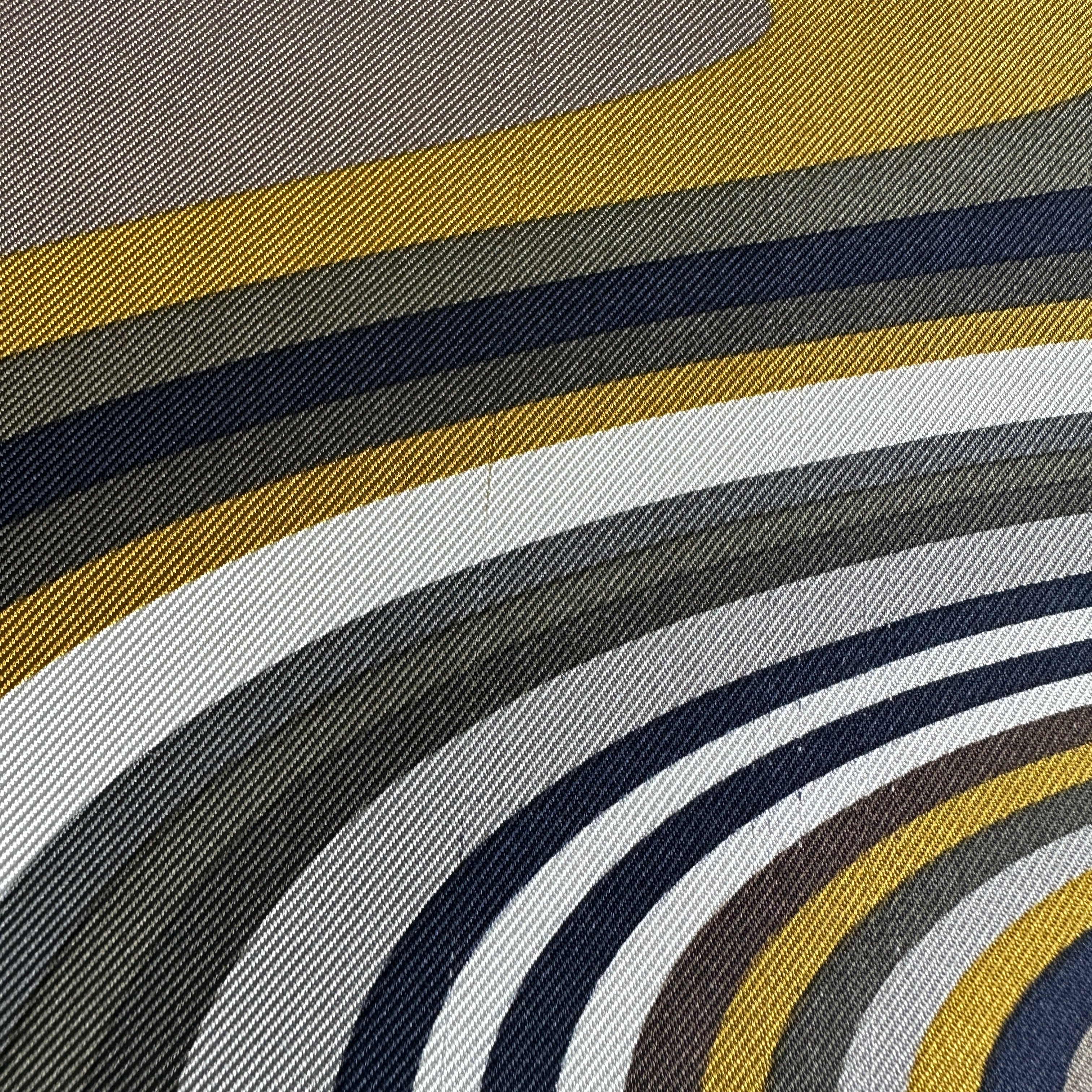 Inspection rapprochée de la texture du twill de soie (Condition report : vérification de l'état de la trame).