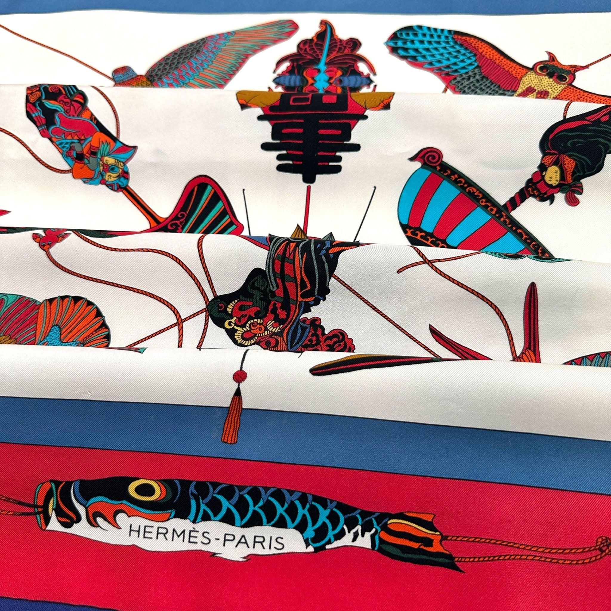 carré hermes en soie blanc rouge et bleu