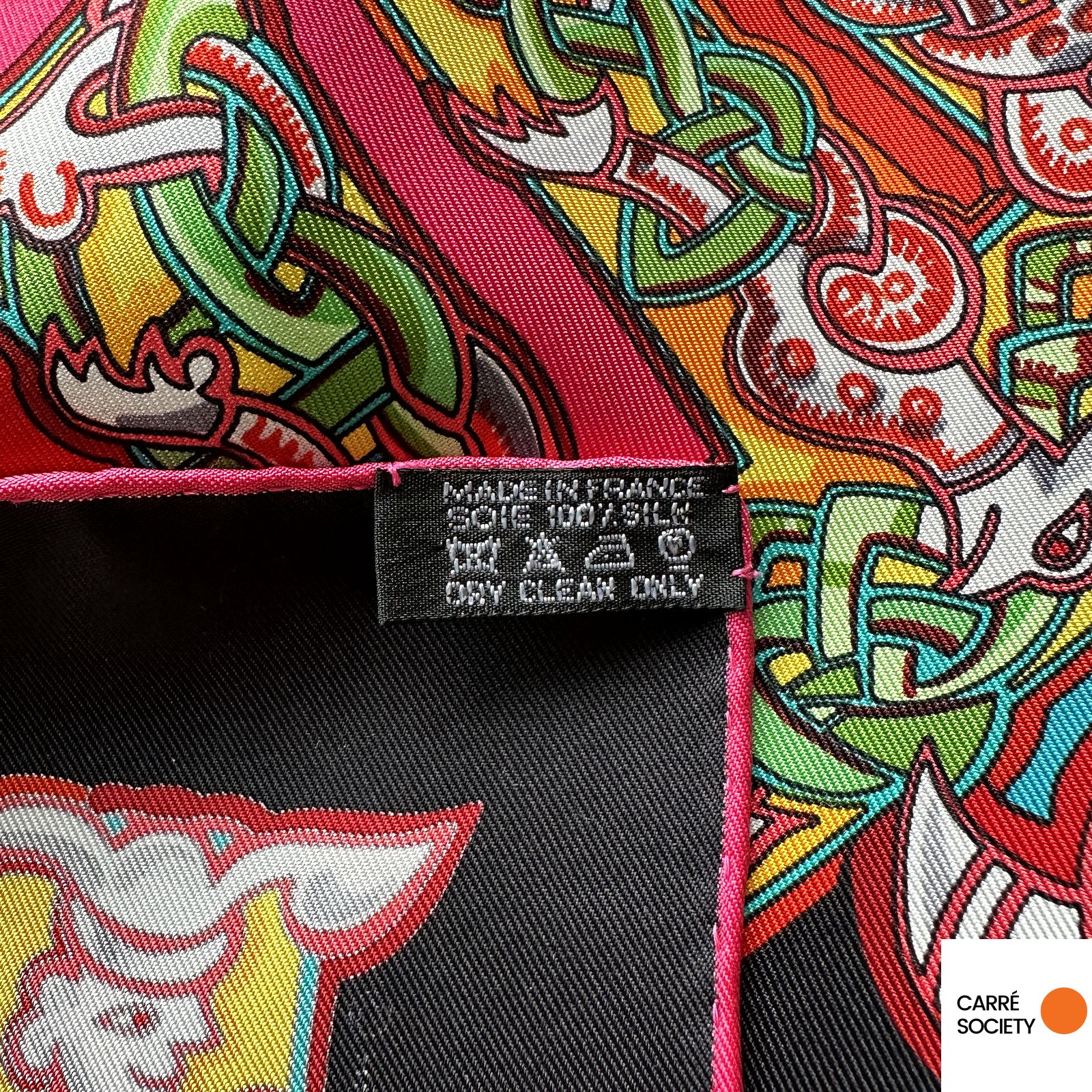 Étiquette Hermès : étiquette tissée « Made in France – 100% Soie – Dry clean only ».