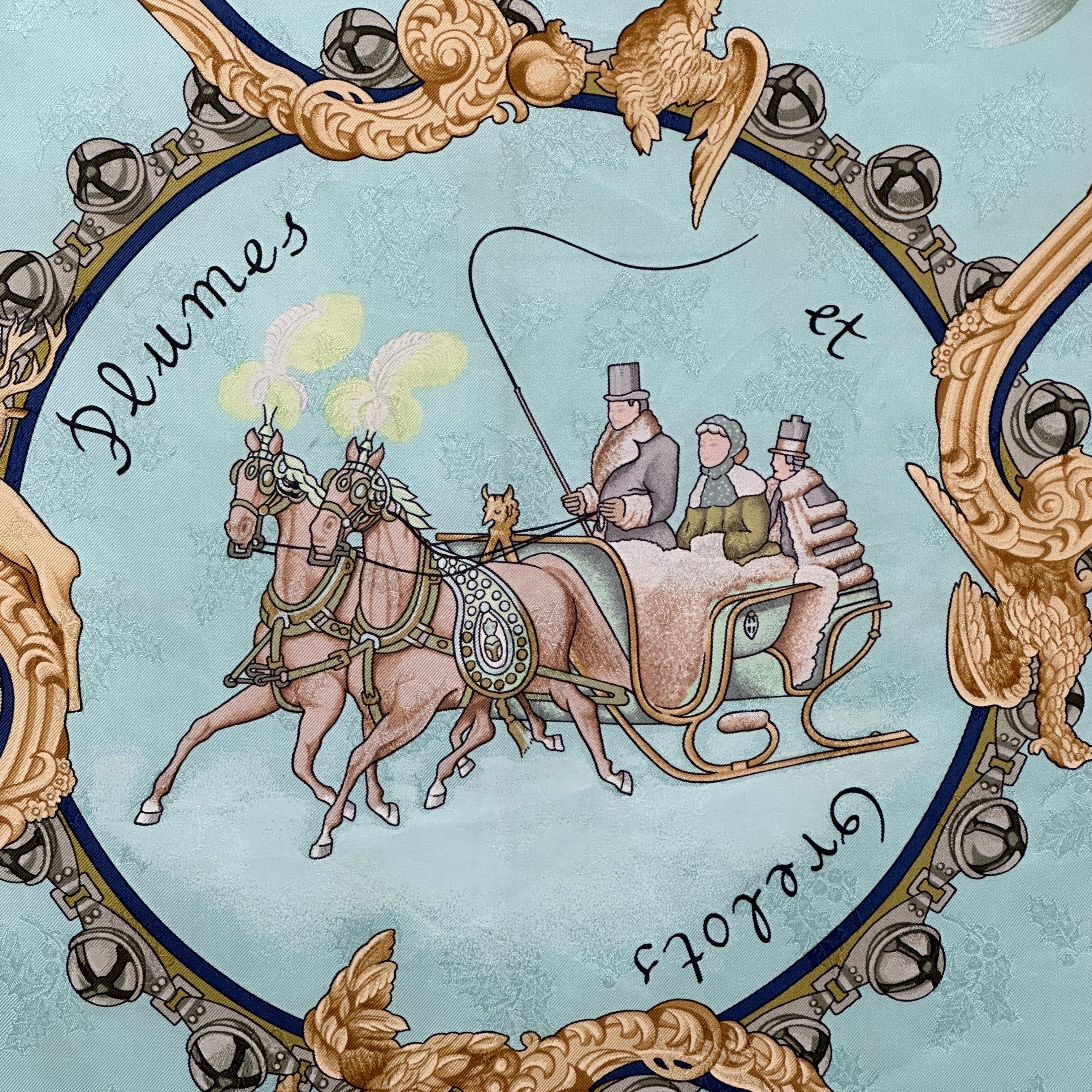 centre-du-foulard-carre-hermes-plumes-et-grelots