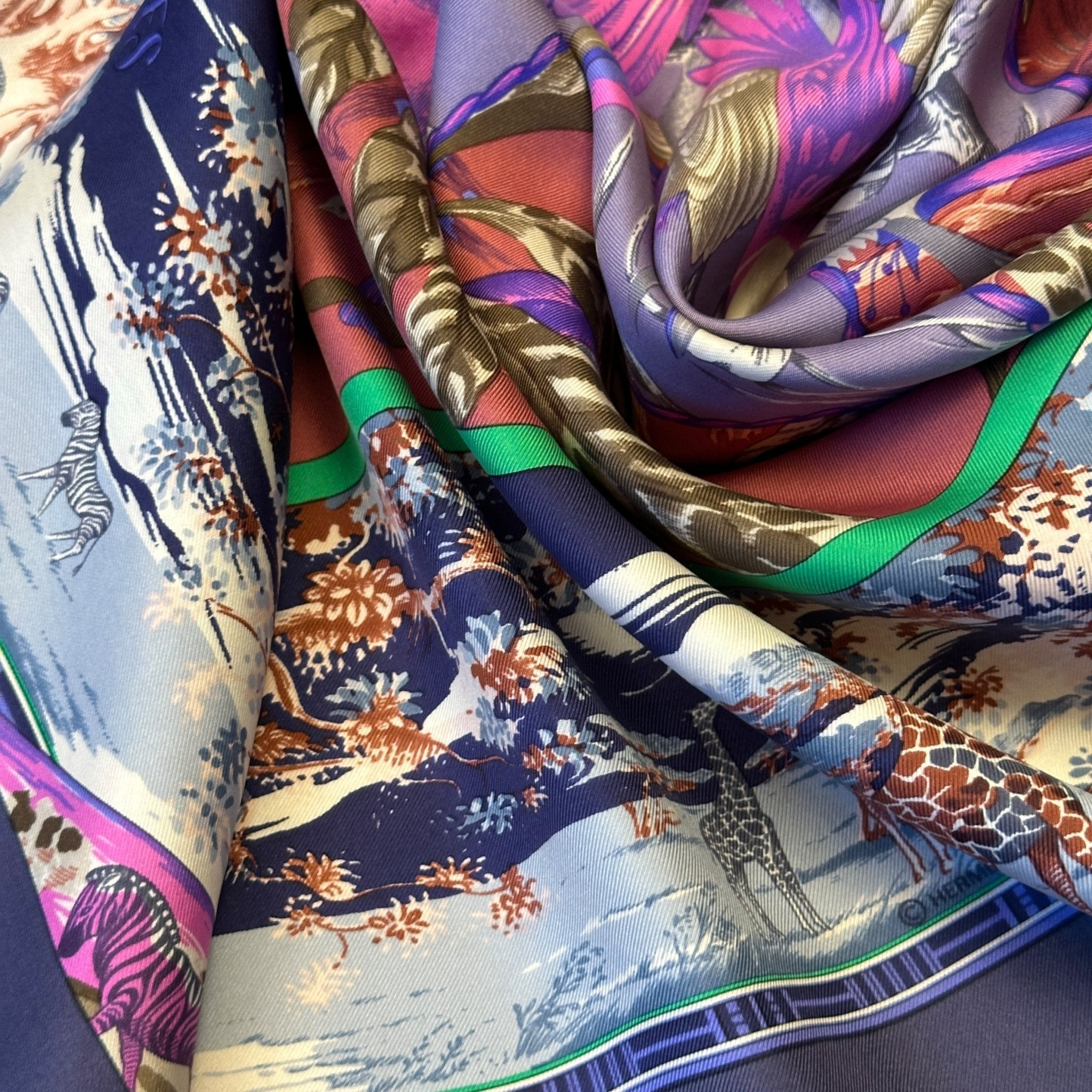 carre hermes tropiques bleu nuit vert et rose