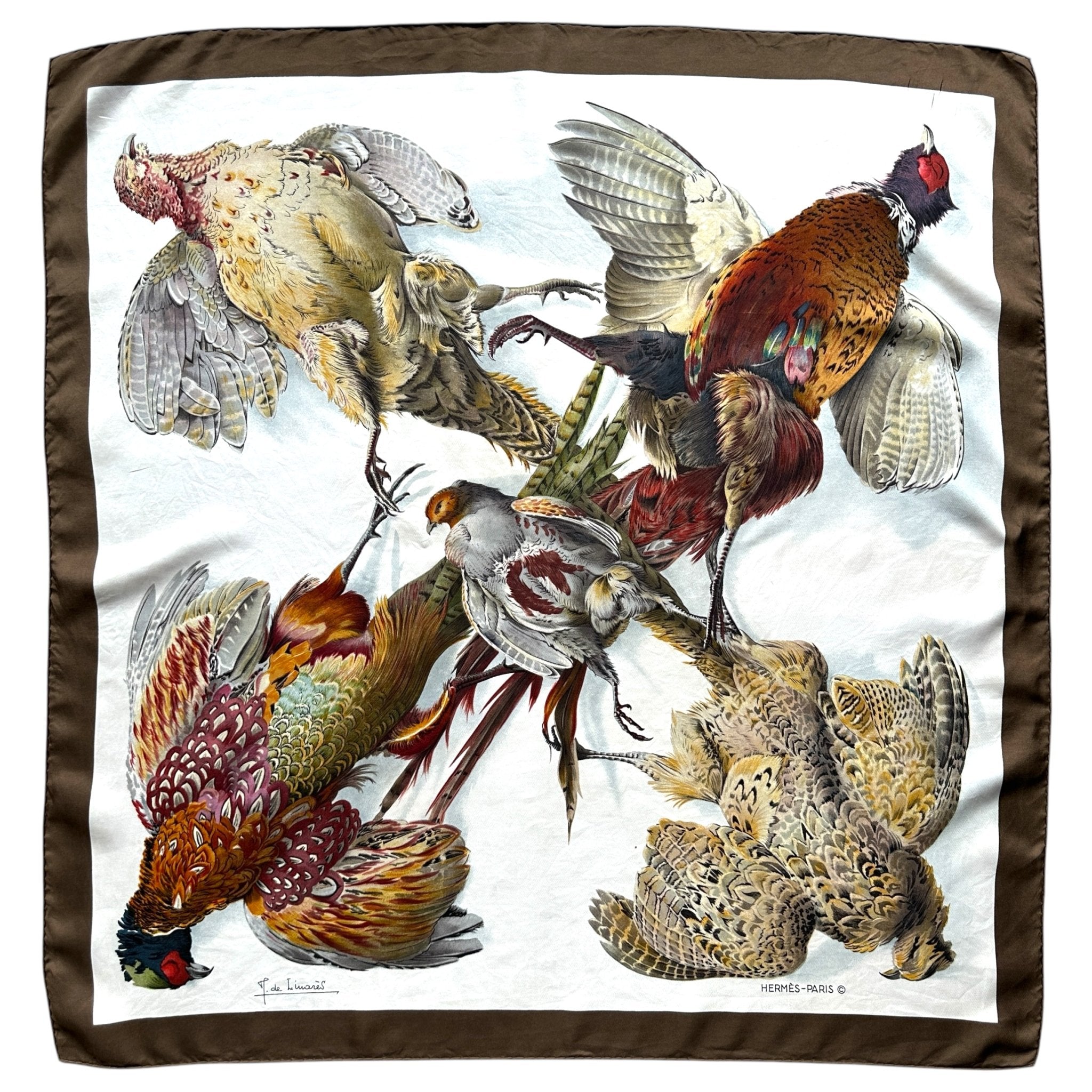 Foulard Hermès Belle Chasse 90 cm – Vue d’ensemble, fond blanc et camaïeu de bruns