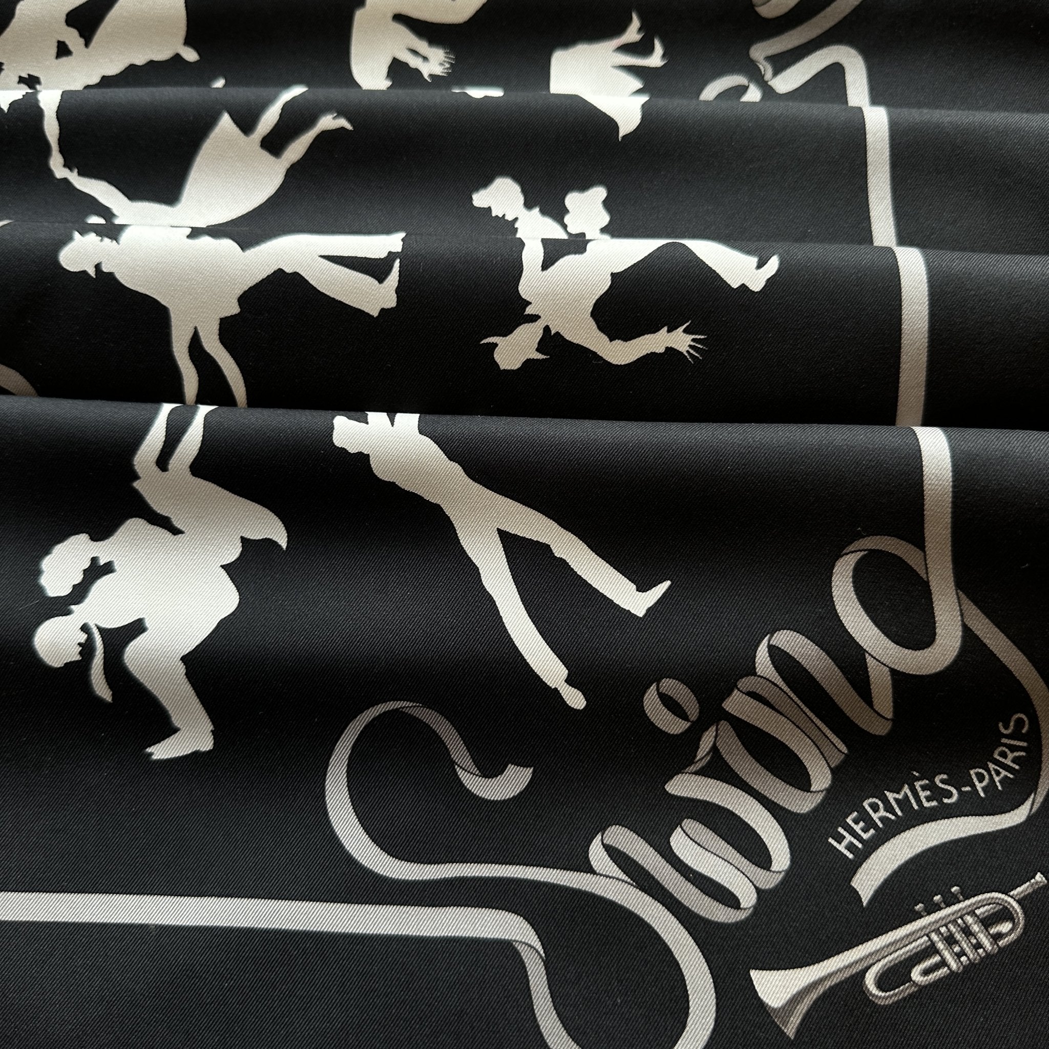 Carré Hermès Boogie Woogie – Deuxième vue complète, motif de danseurs stylisés