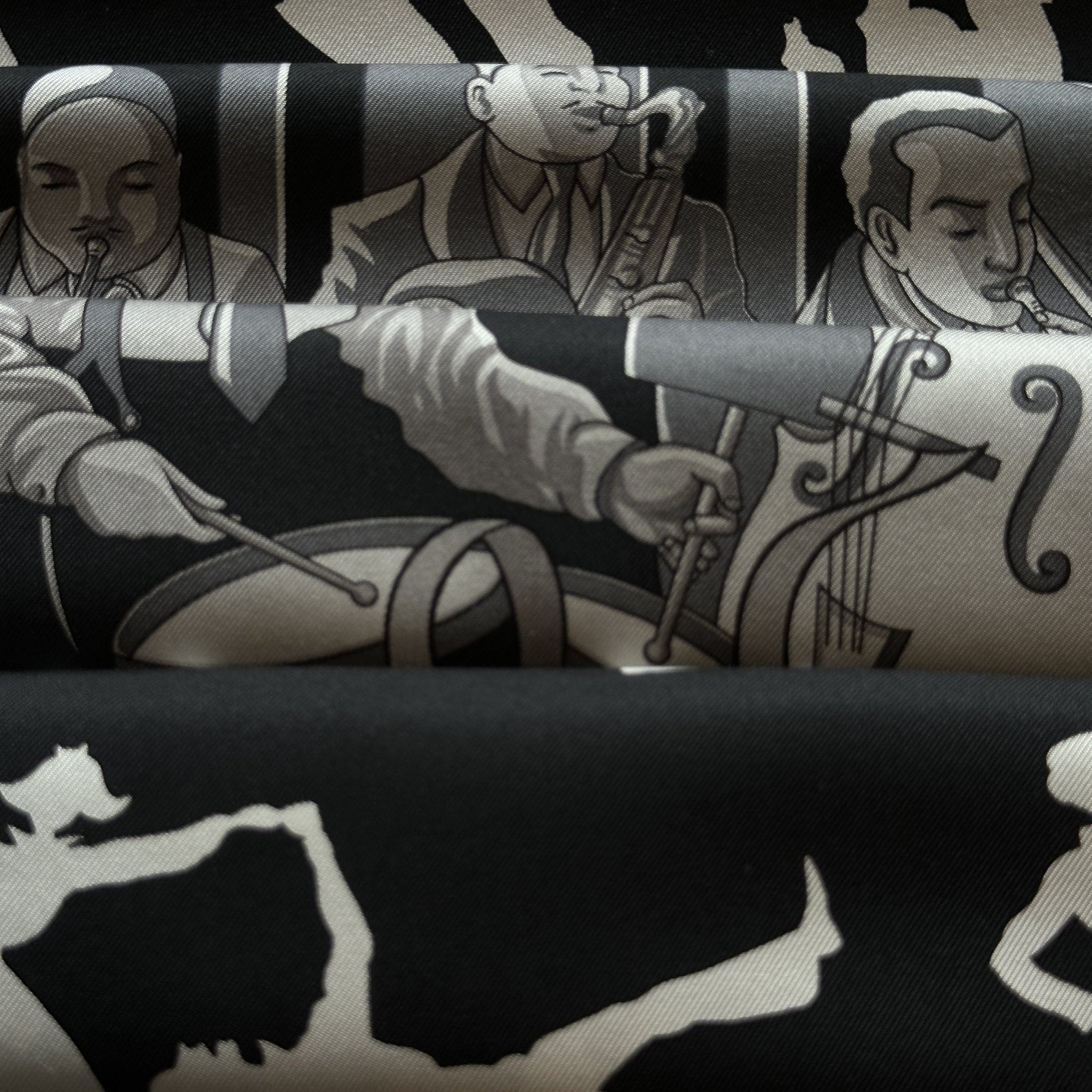 Détail du motif jazzmen en mouvement – foulard Hermès Boogie Woogie