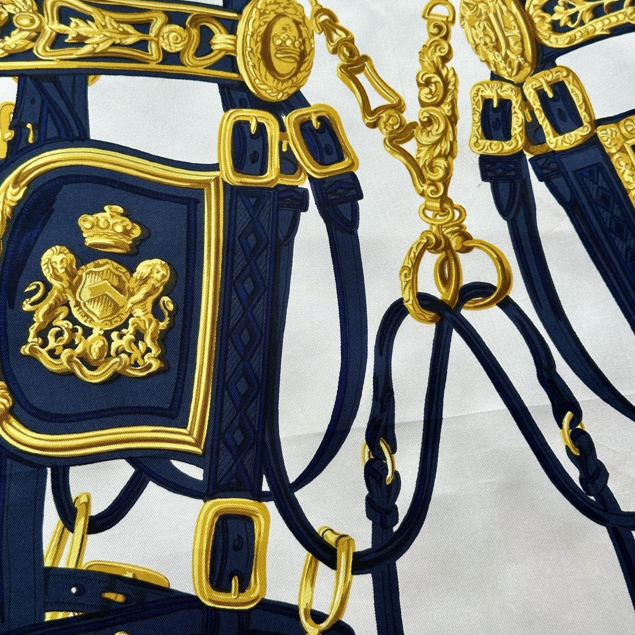 pliure un peu marquée au centre du foulard