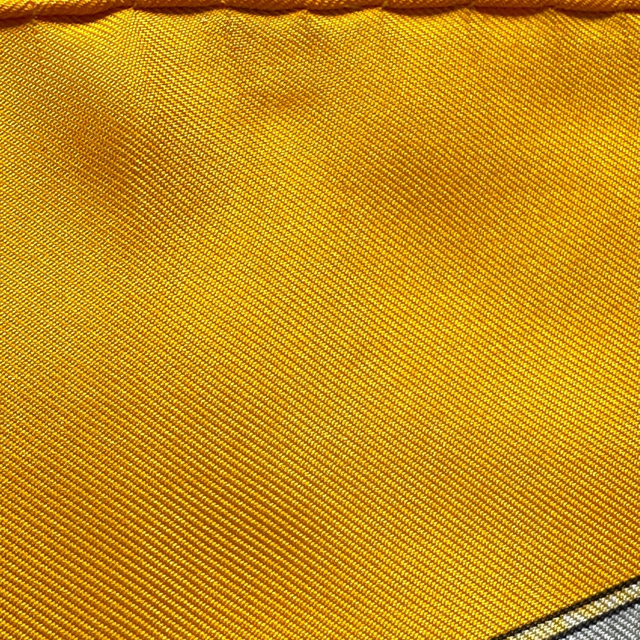 zoom sur petits fils tirés près du bord roulotté