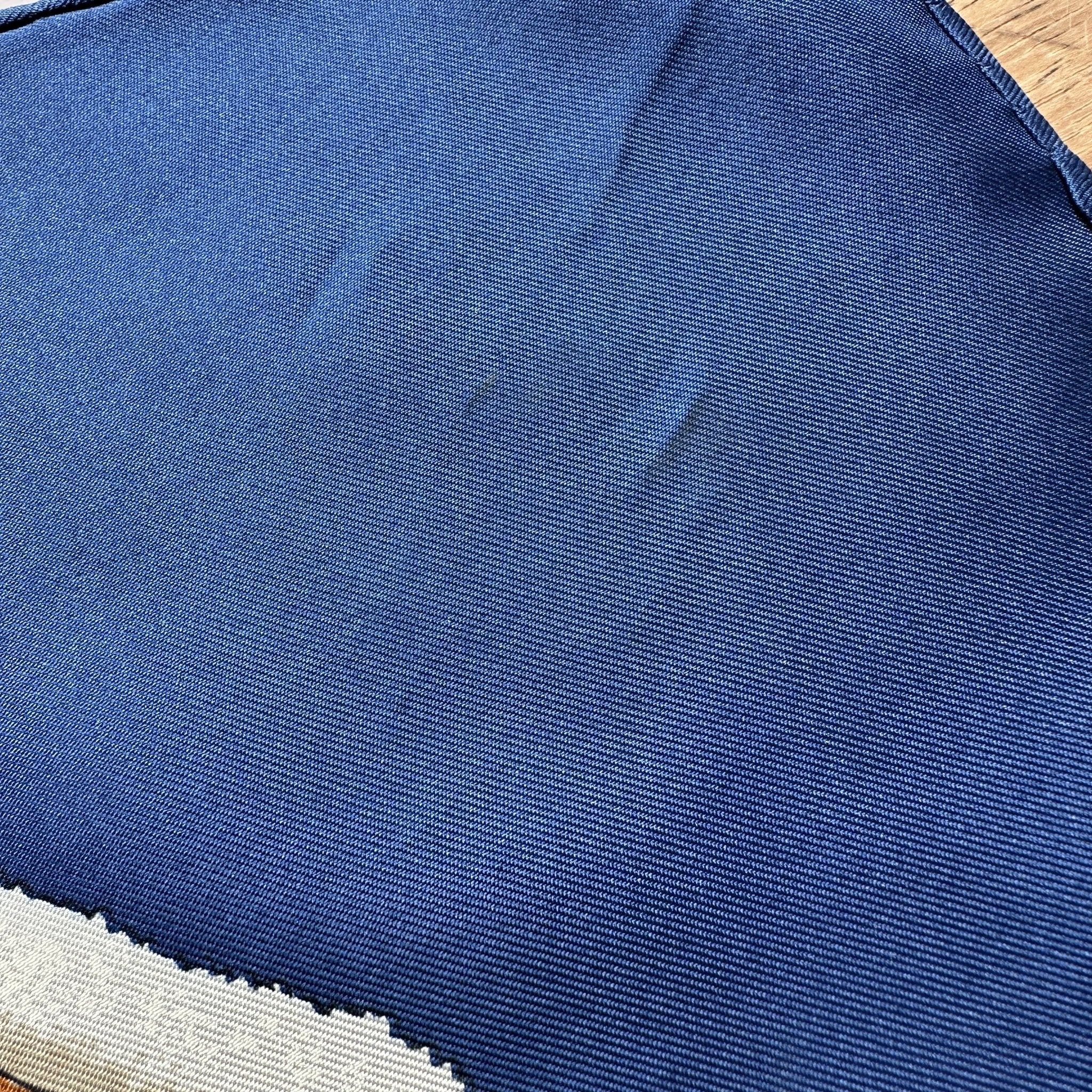 petite tache sur le coin du carré