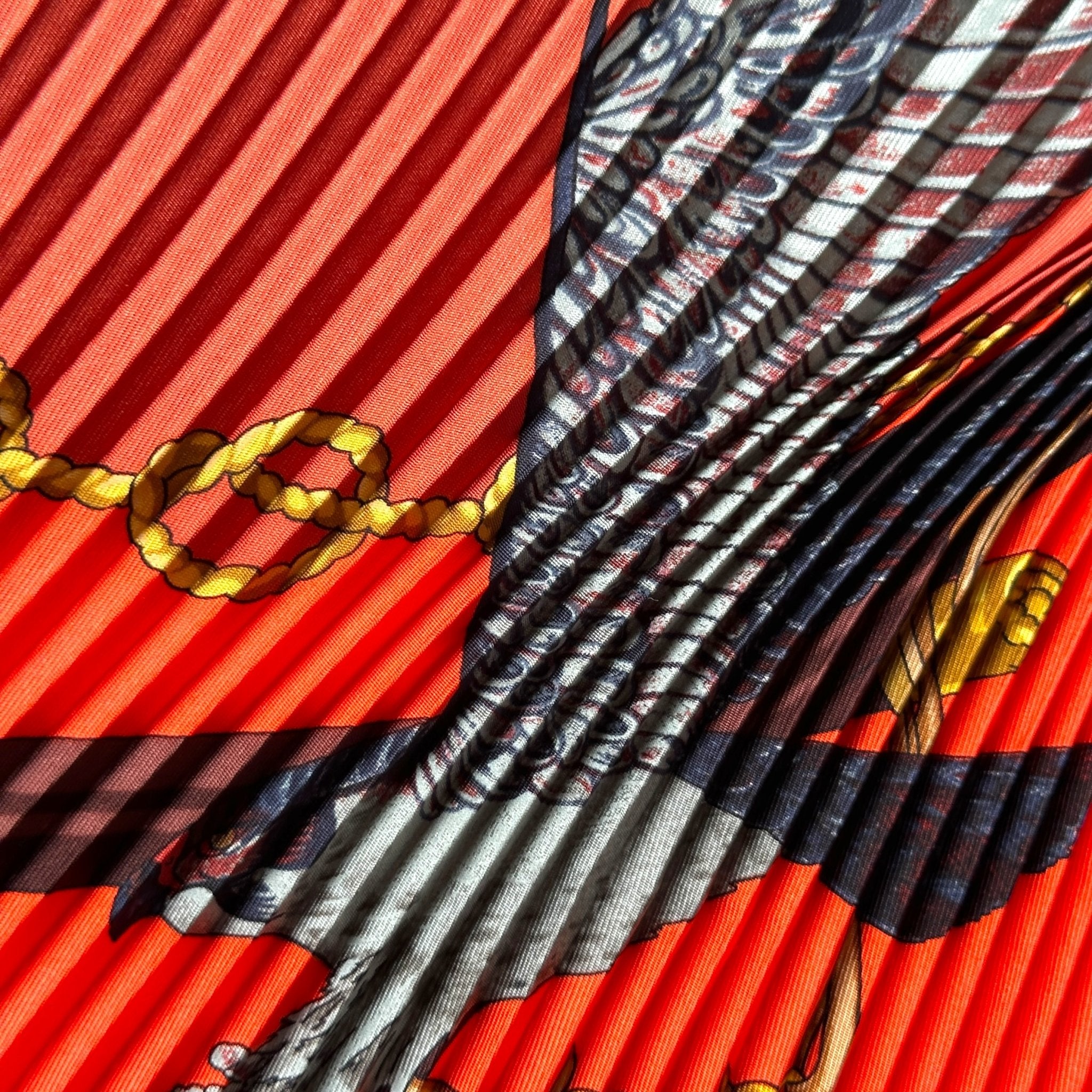 Détail du plumage et du dessin minutieux des oiseaux sur fond corail