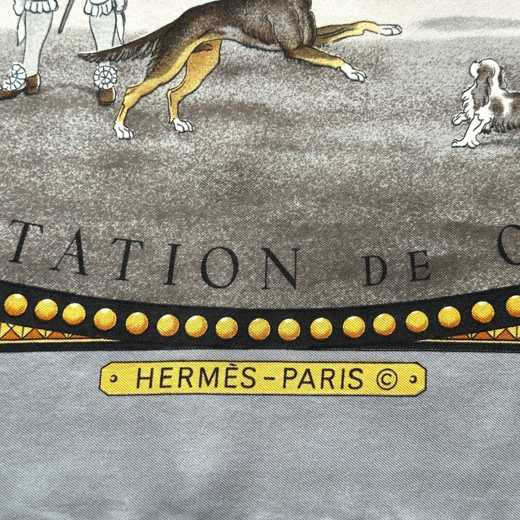 Signature Hermès Paris sur le twill de soie