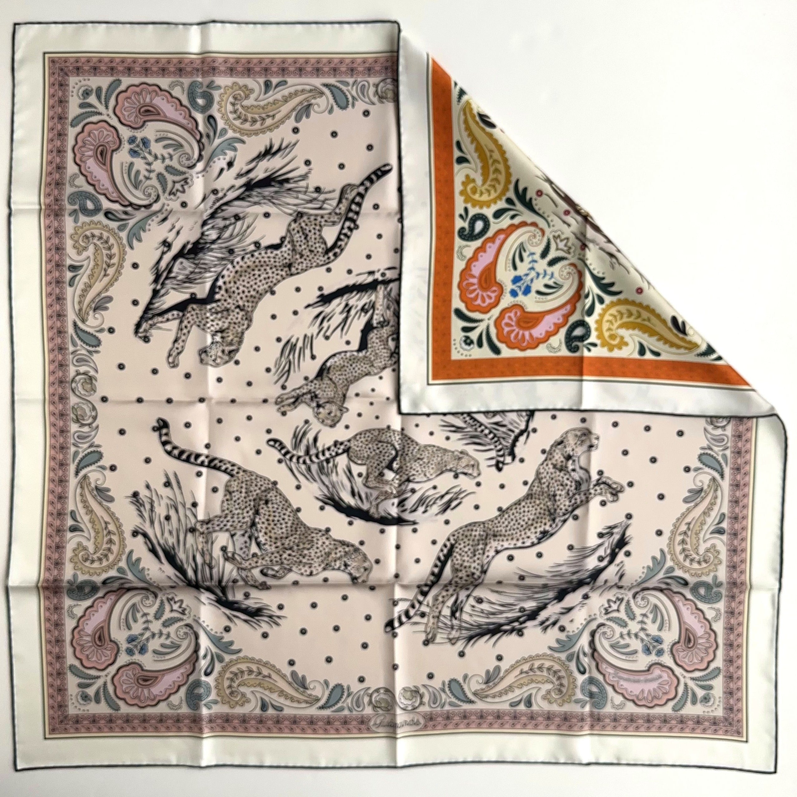 Carré Hermès Guépards Bandana de Robert Dallet, 90 cm soie double face, mosaïque révélant les deux faces