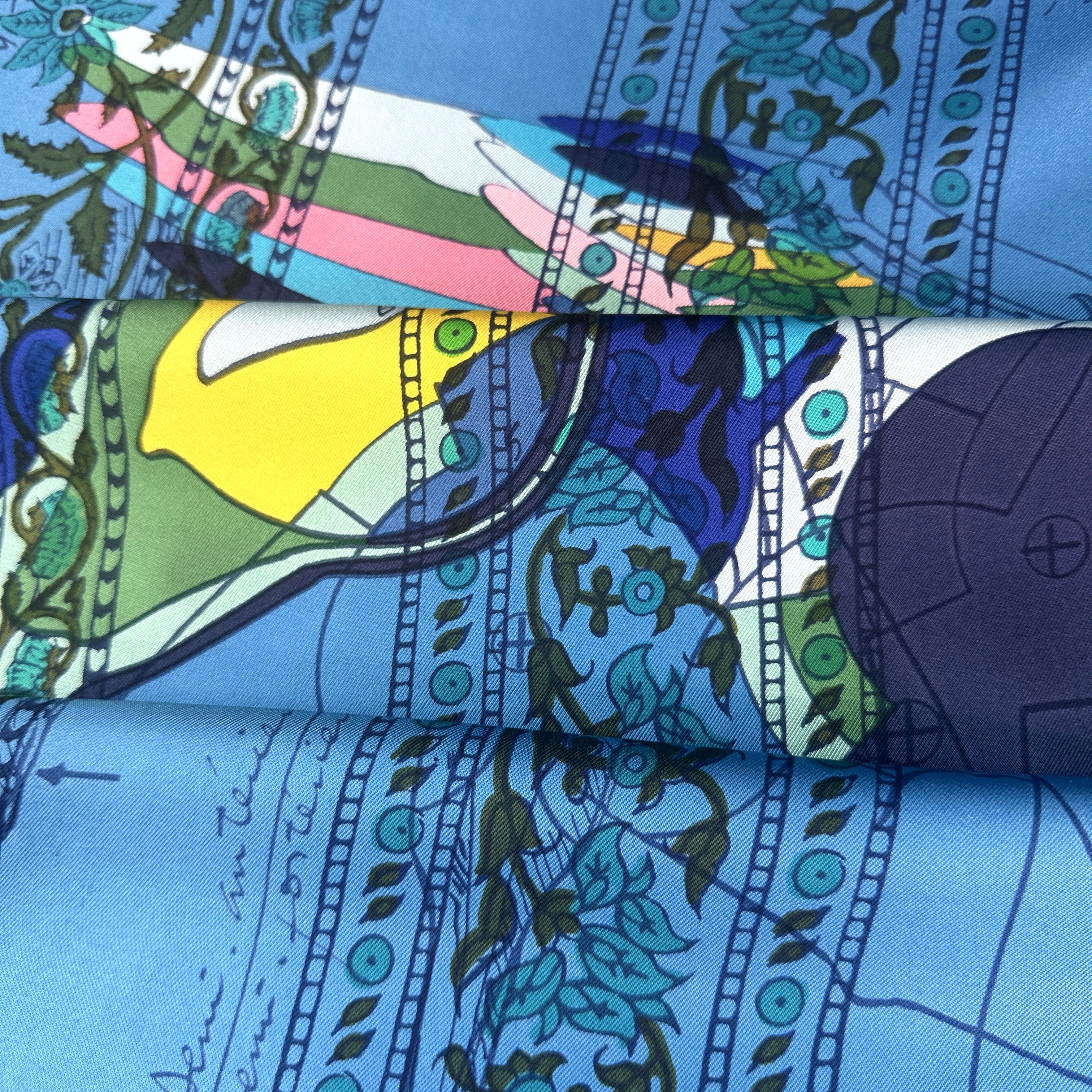 Carré Hermès Le Pégase d'Hermès au bloc 140 cm soie, détail drapé soie bleu turquoise