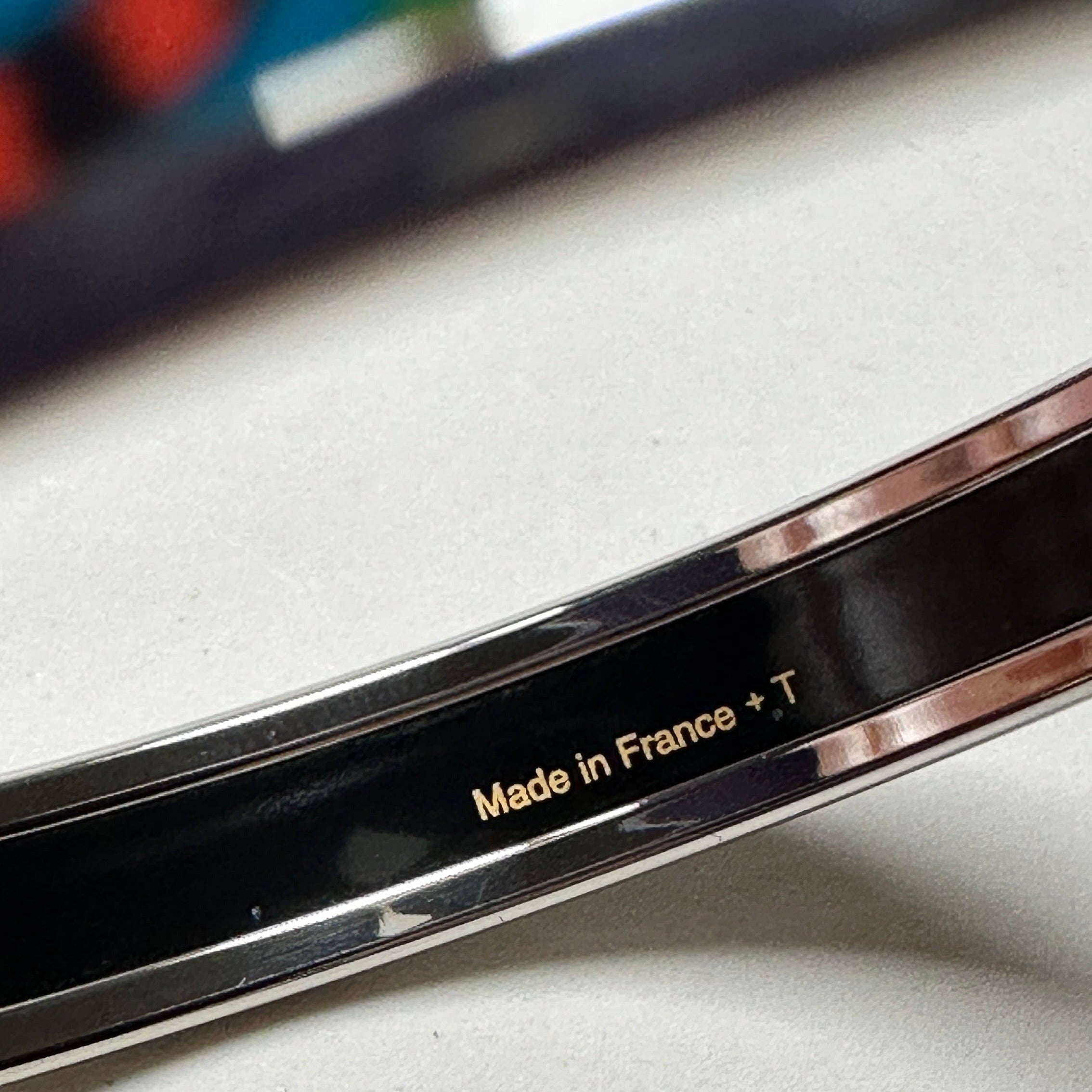 Gravure "Made in France + T" à l'intérieur du jonc, certifiant l'origine et l'authenticité du bracelet Hermès.