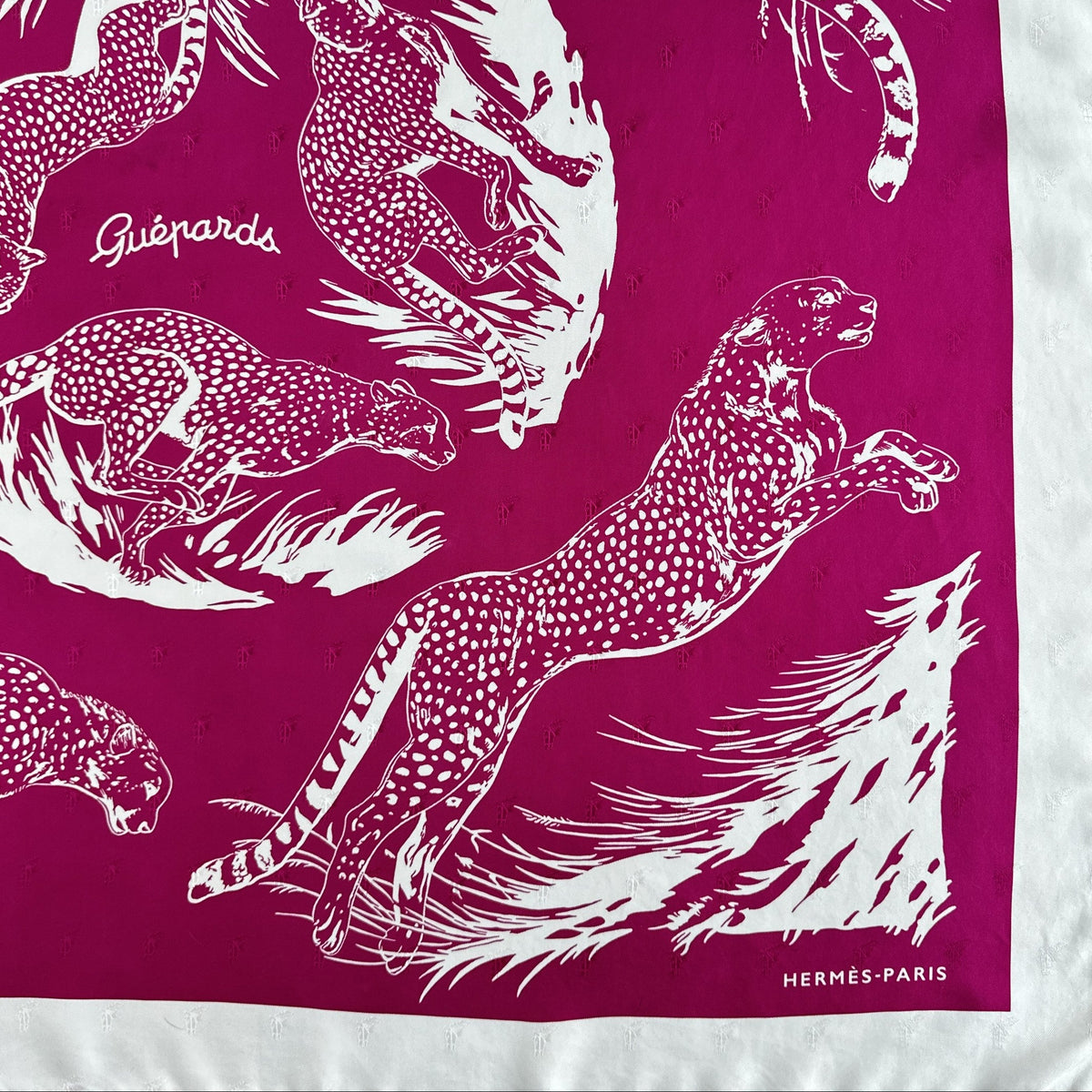 Carré Hermès Guépards Tatouage Robert Dallet 90 cm soie, coin avec titre et signature Hermès-Paris