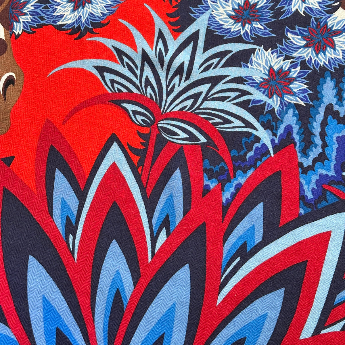 Châle Hermès The Three Graces Alice Shirley 140 cm cachemire et soie, détail fleurs bleues et bordeaux