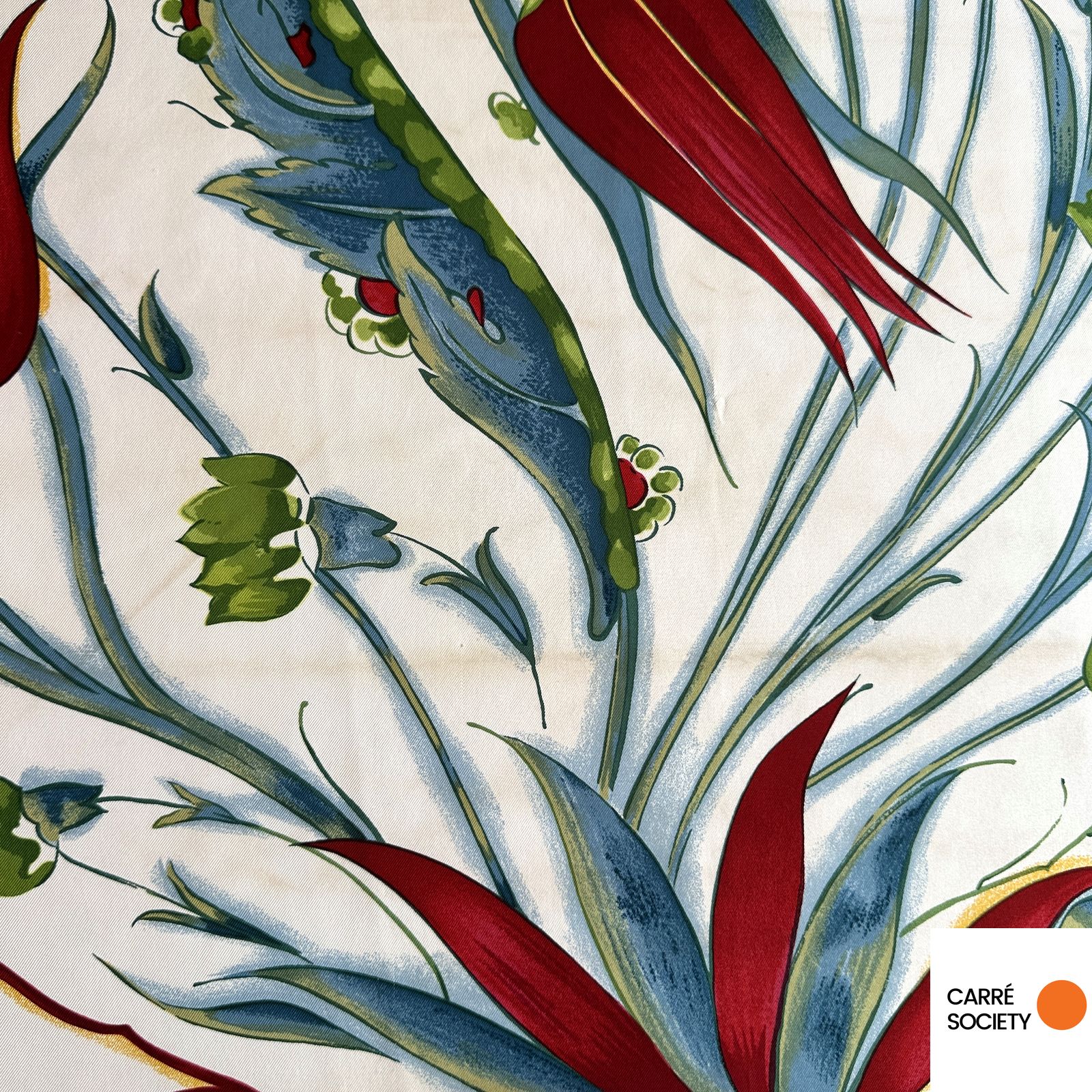 Détail des arabesques rouges, bleues et vertes