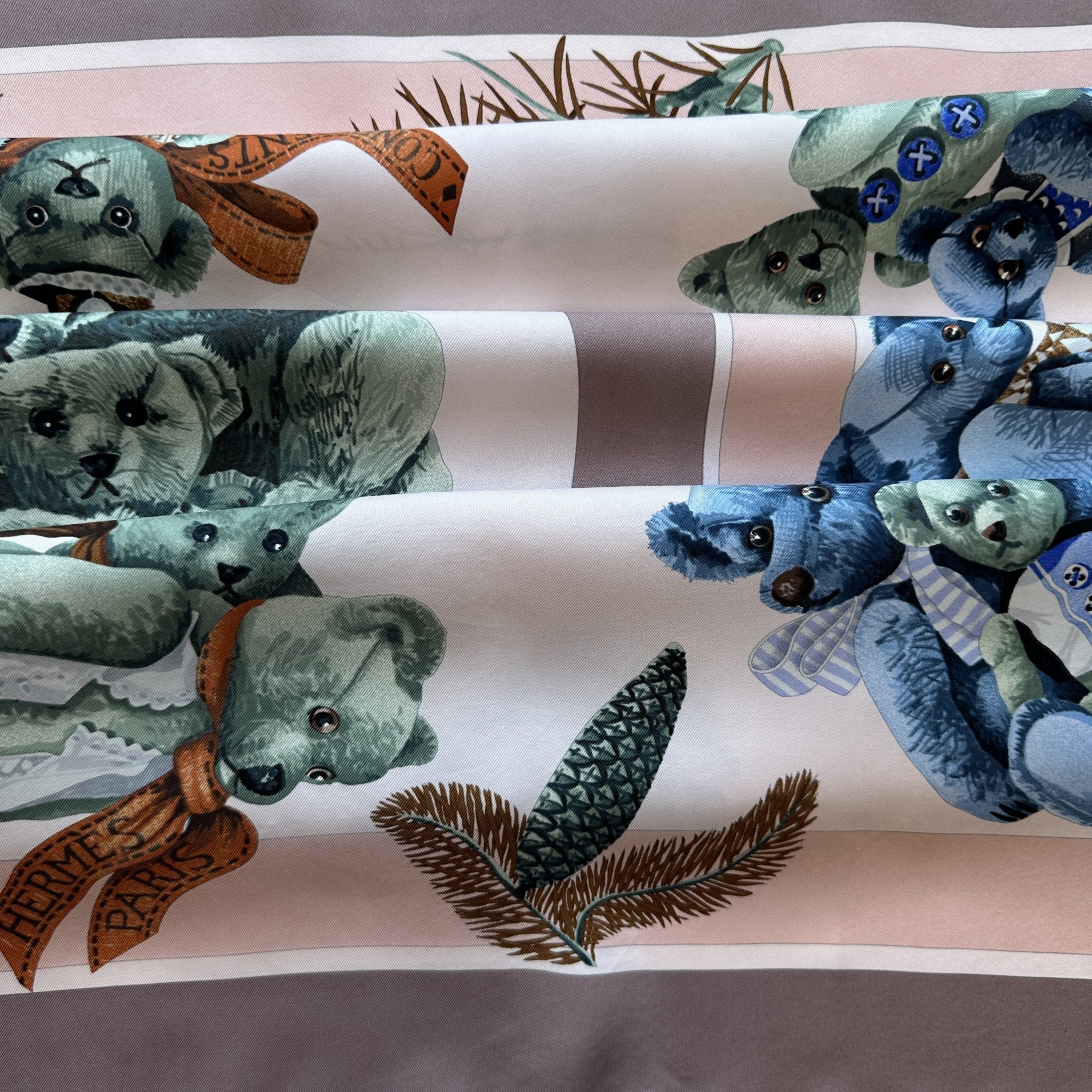 Carre society foulard hermes confidents des coeurs mauve et rose
