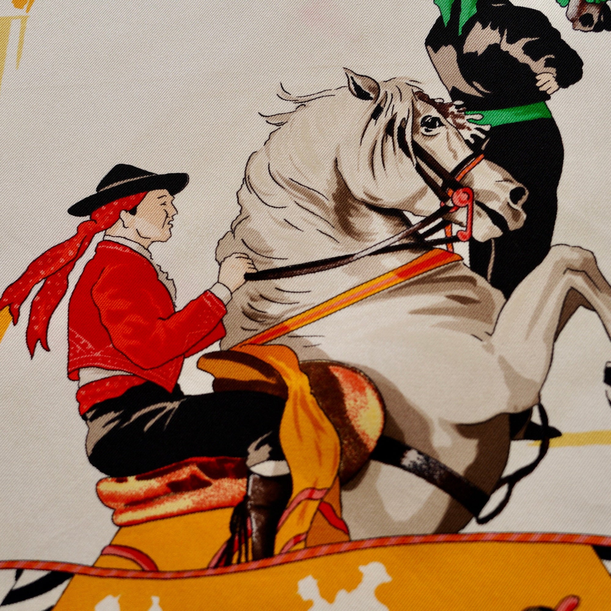 Détail d'un cavalier guidant un cheval blanc, illustration dynamique typique de la Maison Hermès.