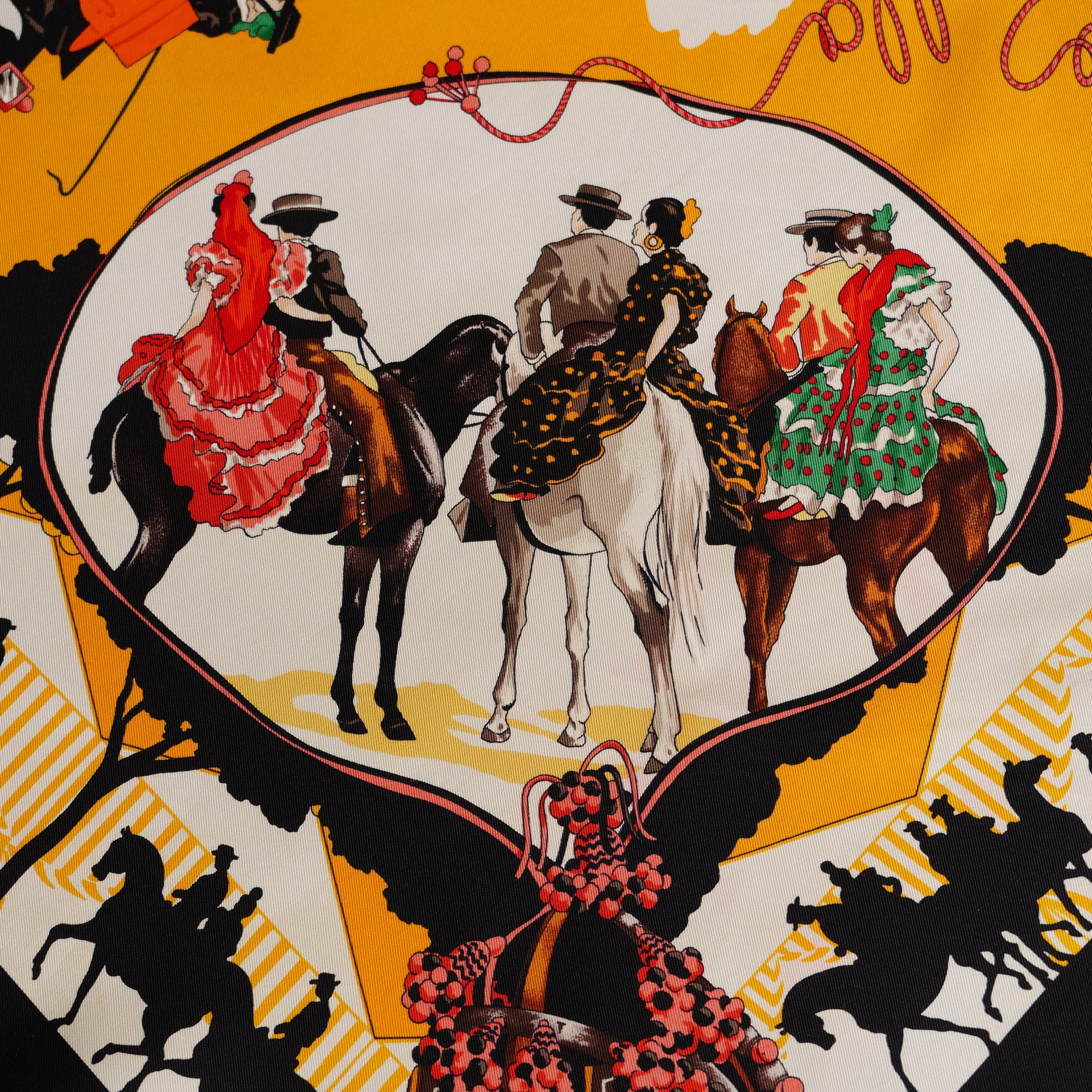 Scène de fête andalouse avec cavaliers et silhouettes de calèches en bordure du foulard Hermès.