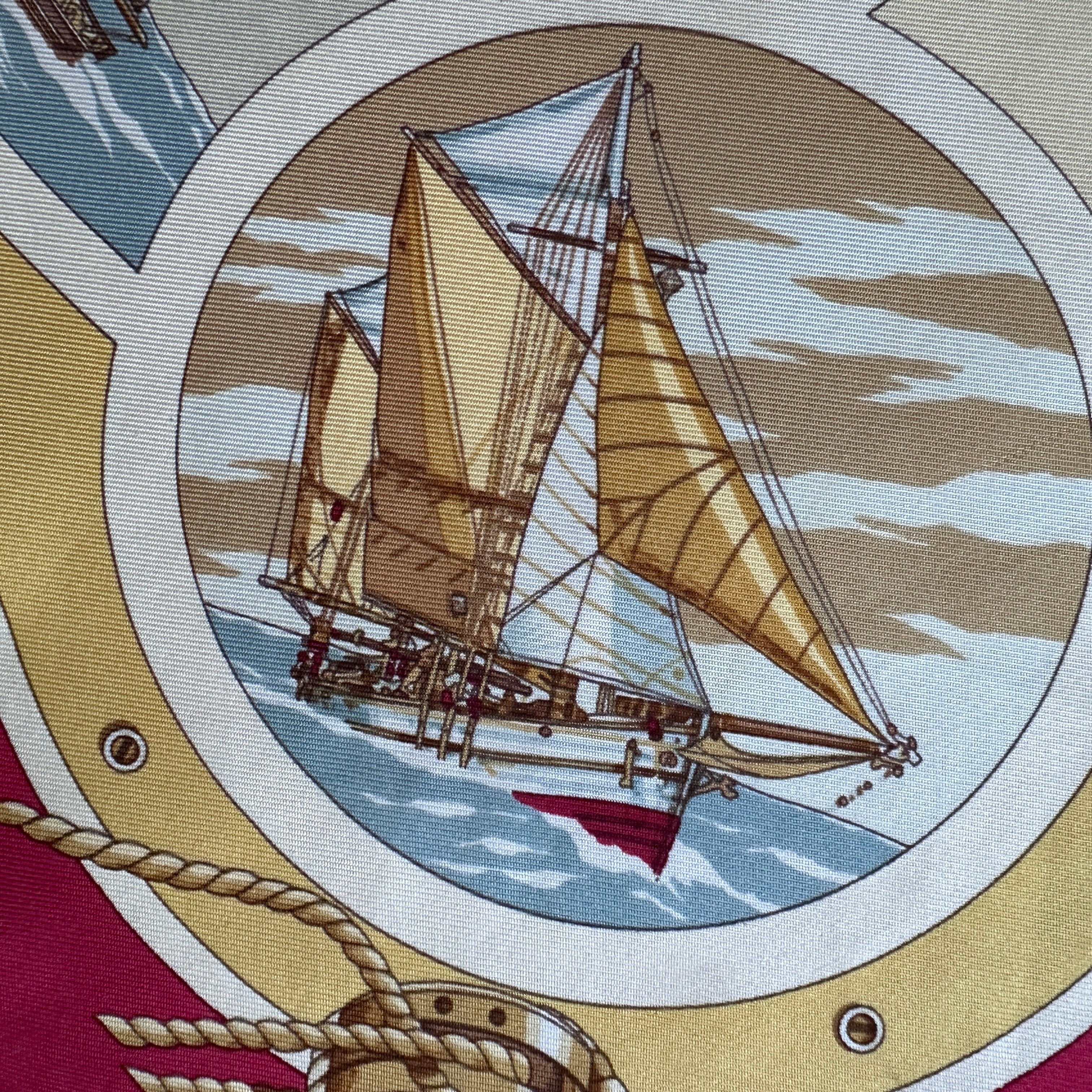 Détail d'un grand voilier historique vu de profil.