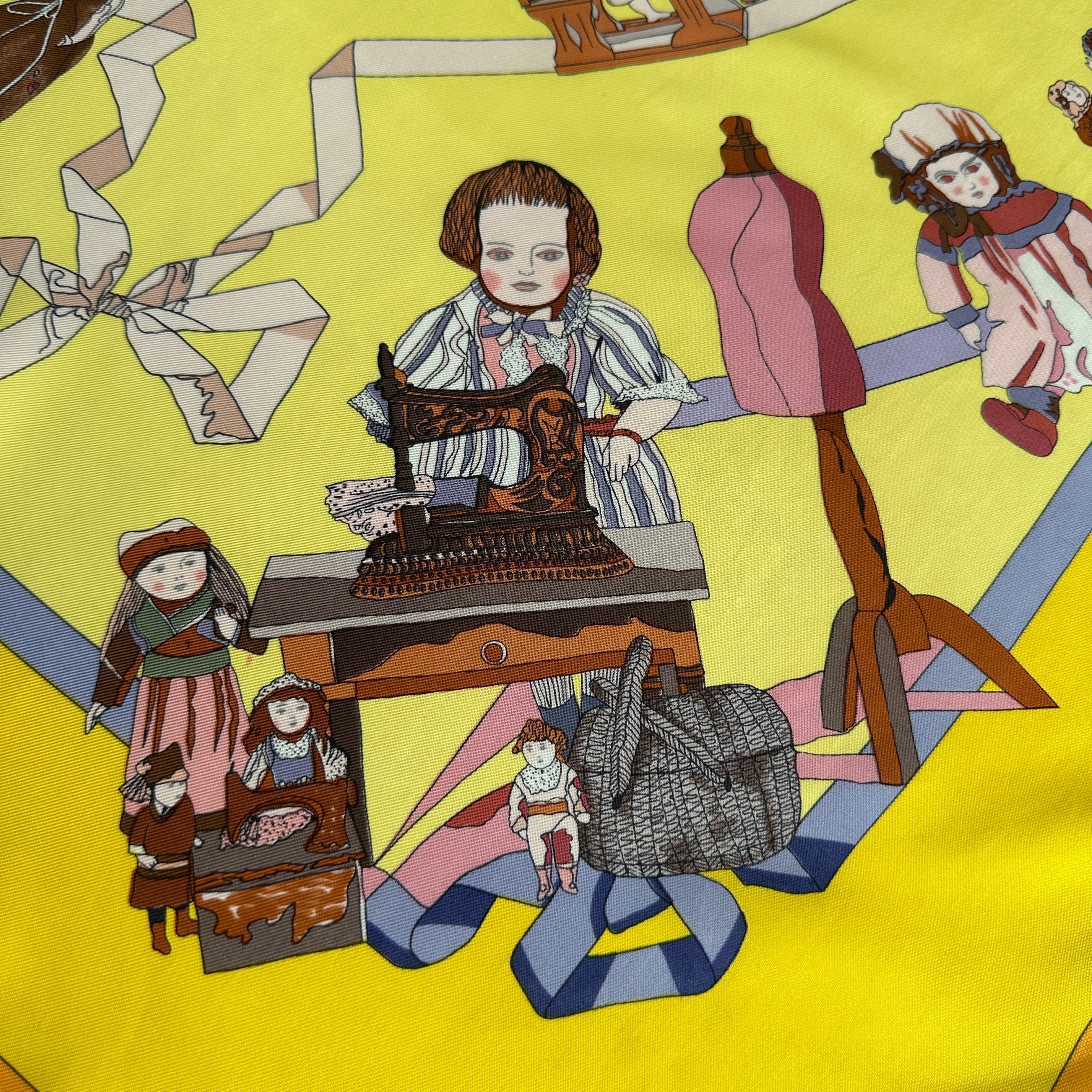 Gros plan sur une machine à coudre ancienne, un mannequin de couture et des poupées de chiffon.