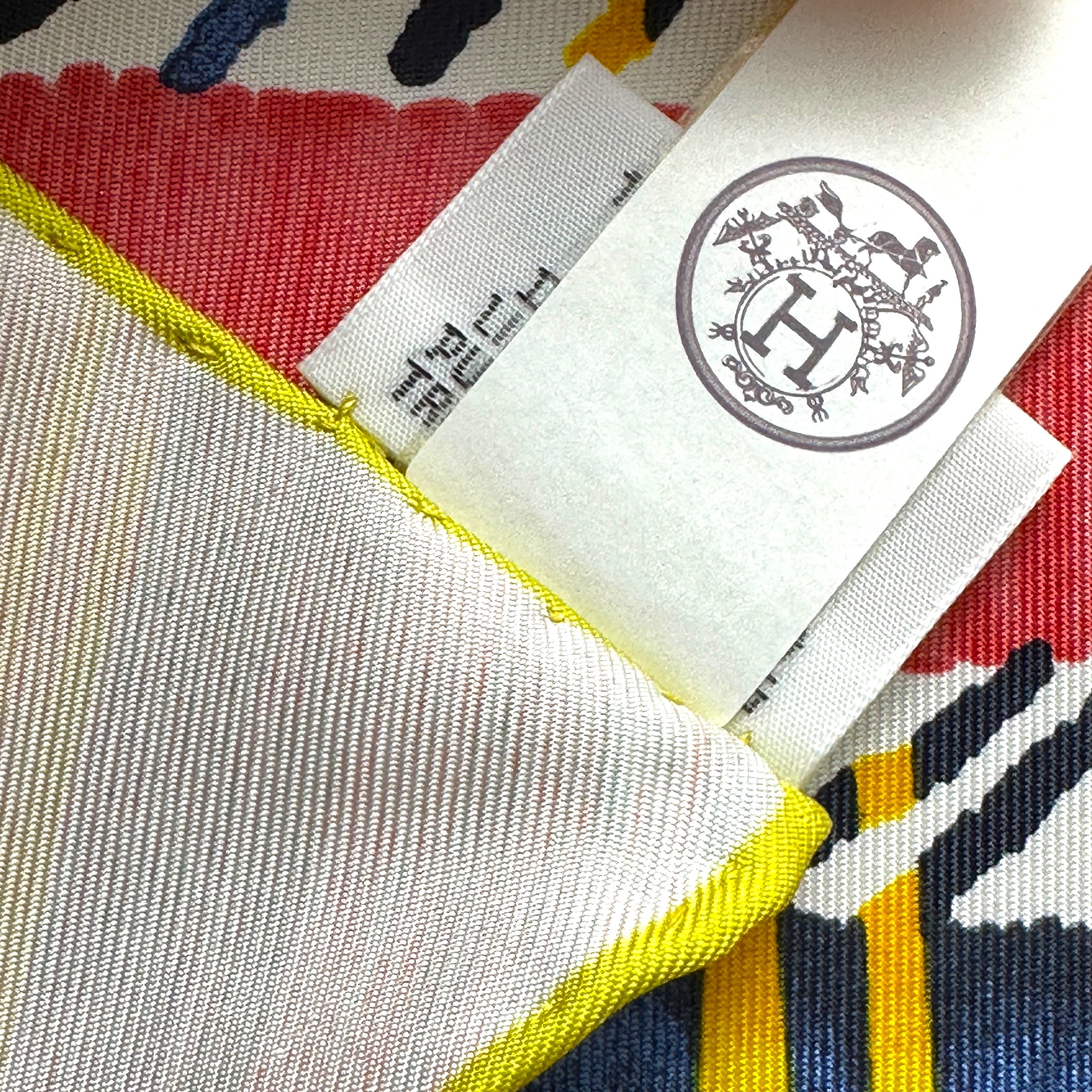 verso-etiquette-magasin-Analyzing image  foulard-carre-hermes-le-chat-carre-par-florence-manlik-comme-neuf