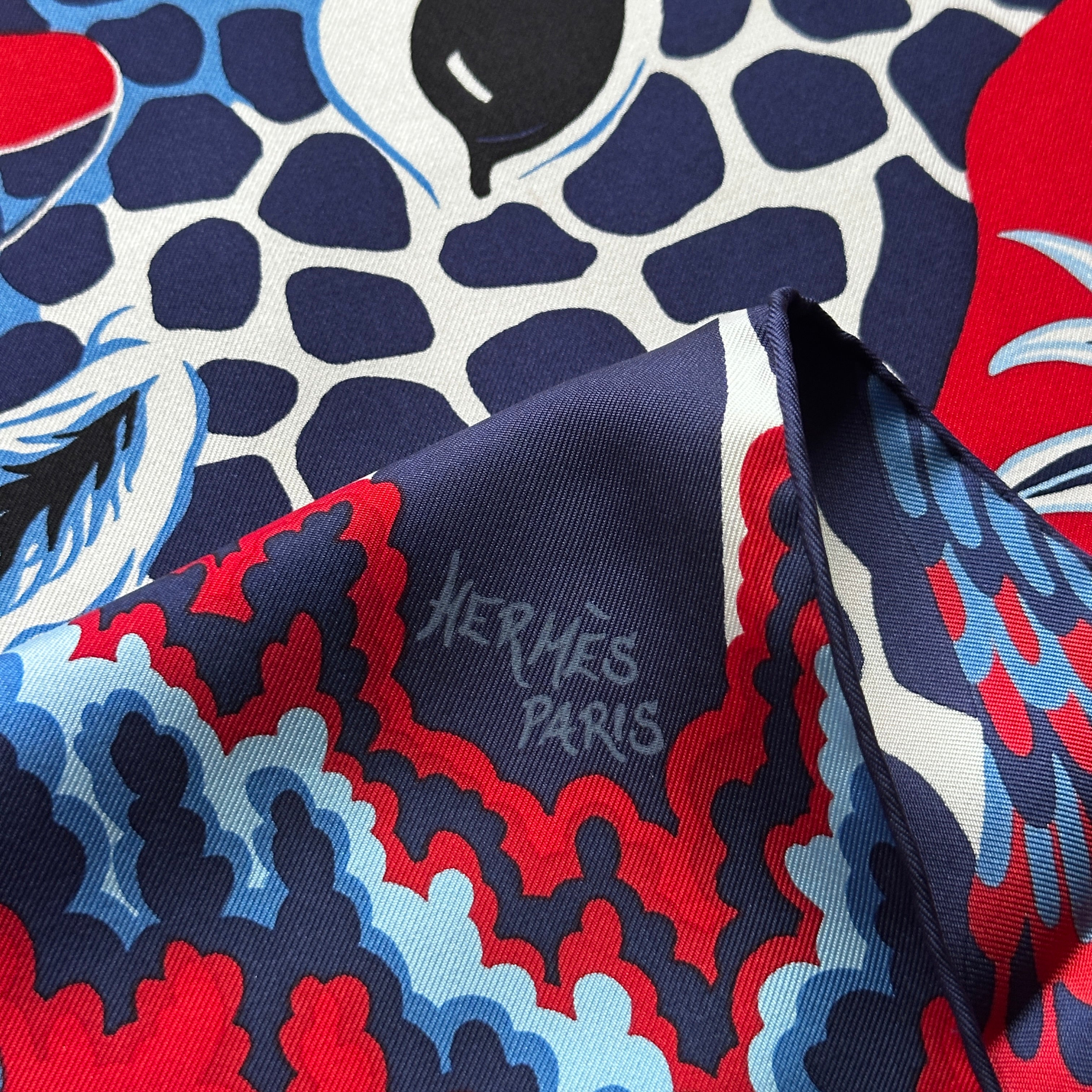 Détailsignature Hermès Paris dans les motifs végétaux stylisés Alice Shirley