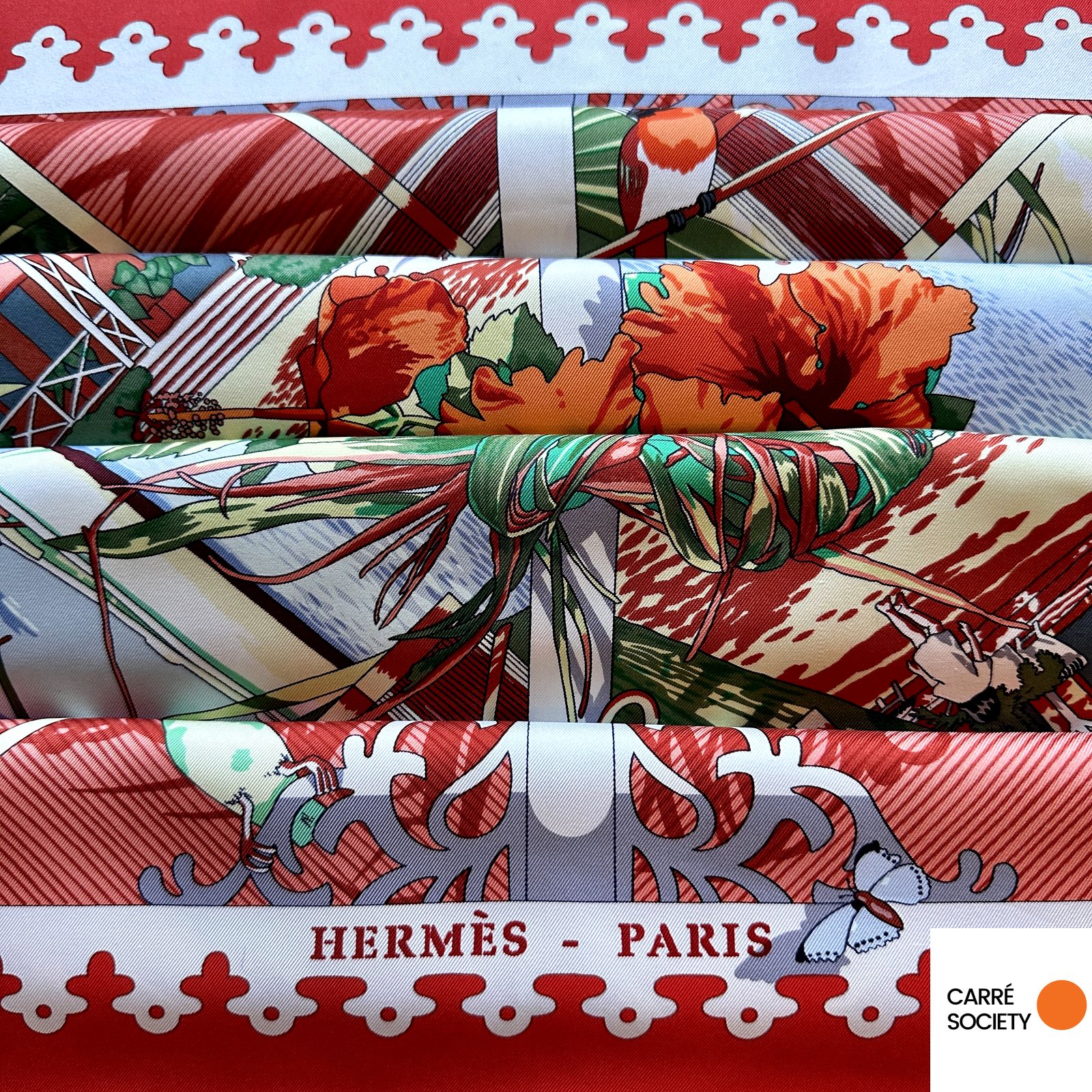 Détail des couleurs rouge, blanc et gris du carré