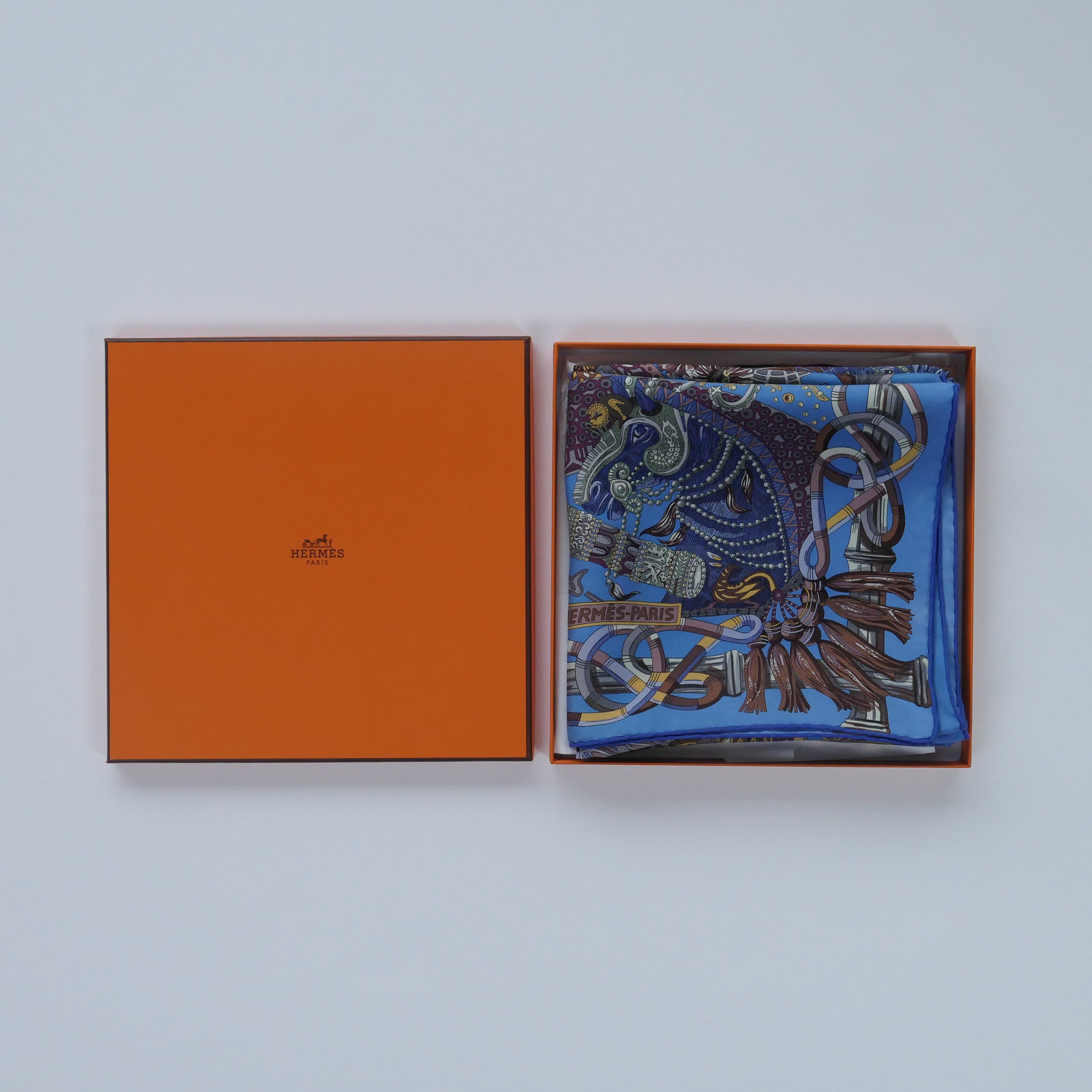 foulard hermès soie 90 cm plié dans sa boîte orange