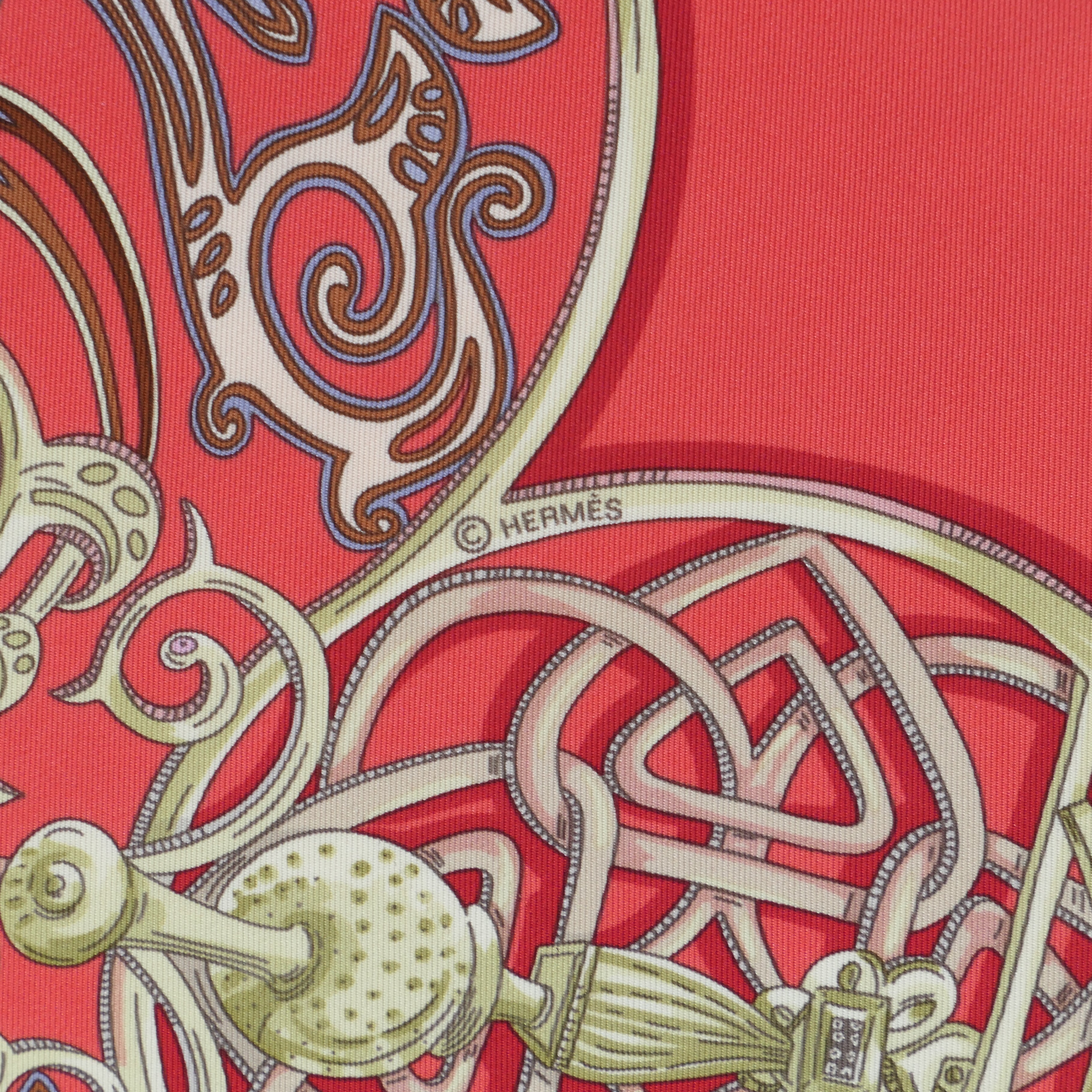 zoom sur logo de copyright Hermès dans le dessin du Carré Hermès La Charmante aux Animaux 