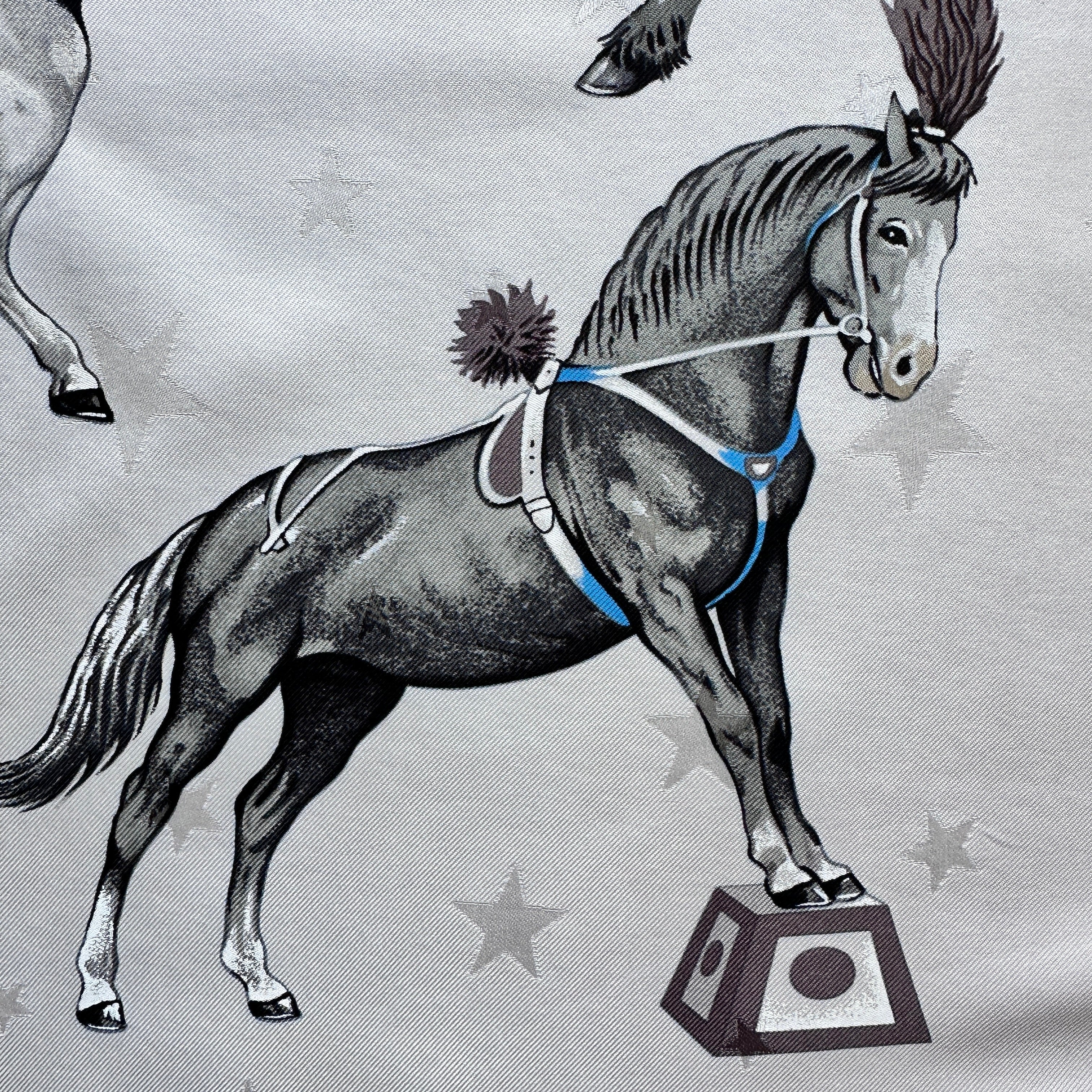 Cheval noir effectuant une posture sur un podium de cirque.