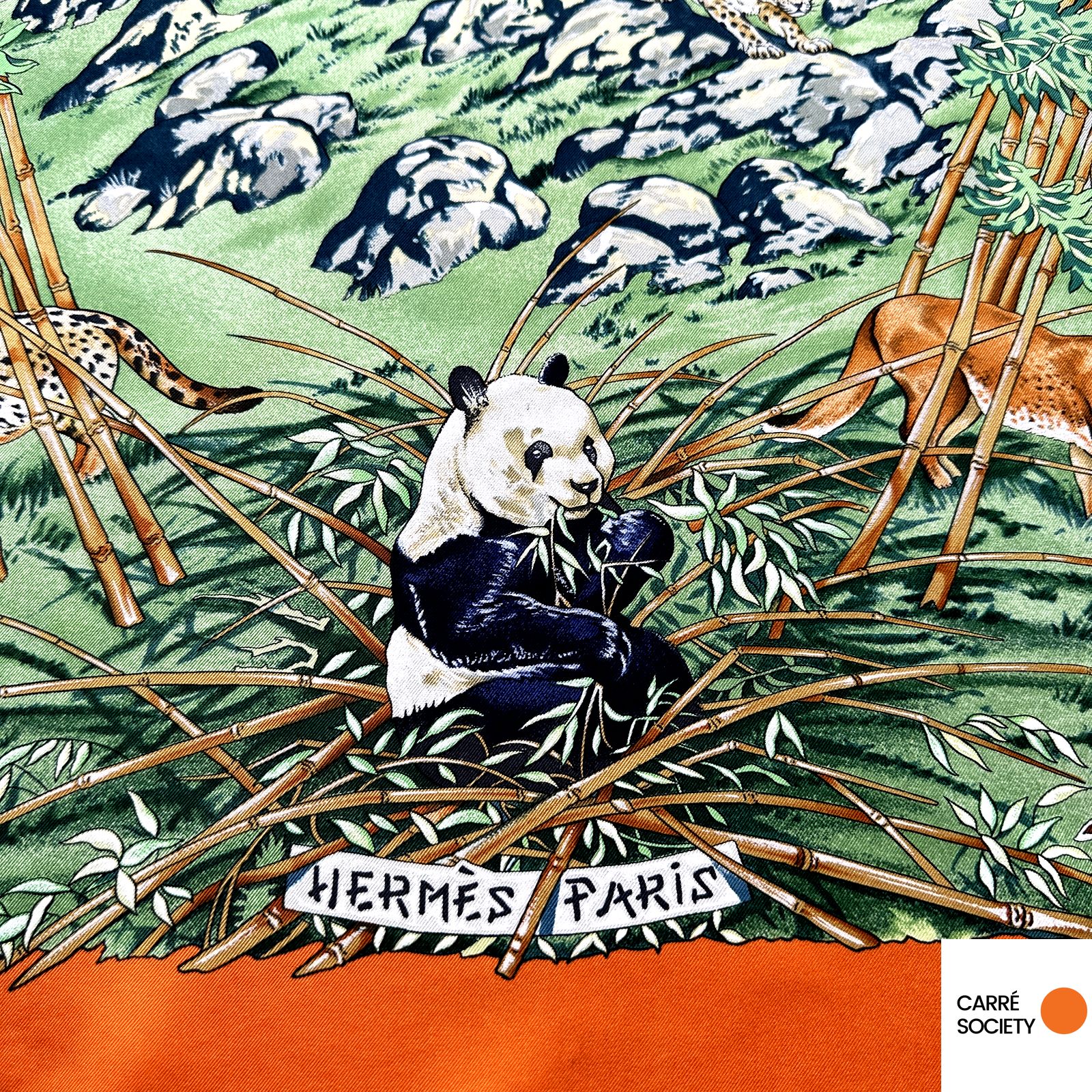Détail du panda géant : motif représentant un panda assis parmi les bambous, signature « Hermès Paris ».