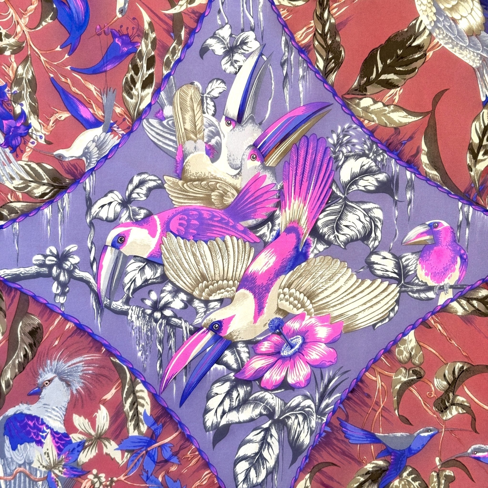 detail du centre du foulard oiseaux mauves et roses 